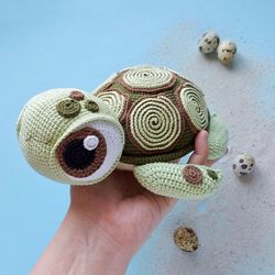 Crochet pattern for a turtle and her baby in English.