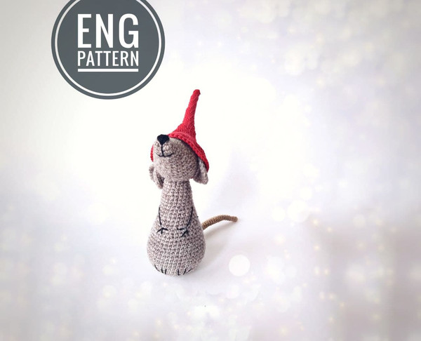 Amigurumi mouse crochet pattern with mini heart.jpg