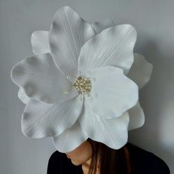 Magic lily bridal fascinator Wedding headband Bride White flower hair pin, Glamor headpiece, Tea Party hat
