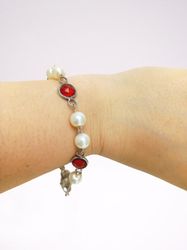 WHITE PEARLS beaded BRACELET with clip closure plated silver & Red Swarovski crystals Original in pouch