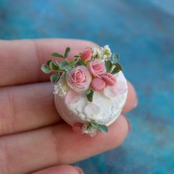 Miniature cake with roses and macarons2 | Miniature cakes | Dollhouse miniatures