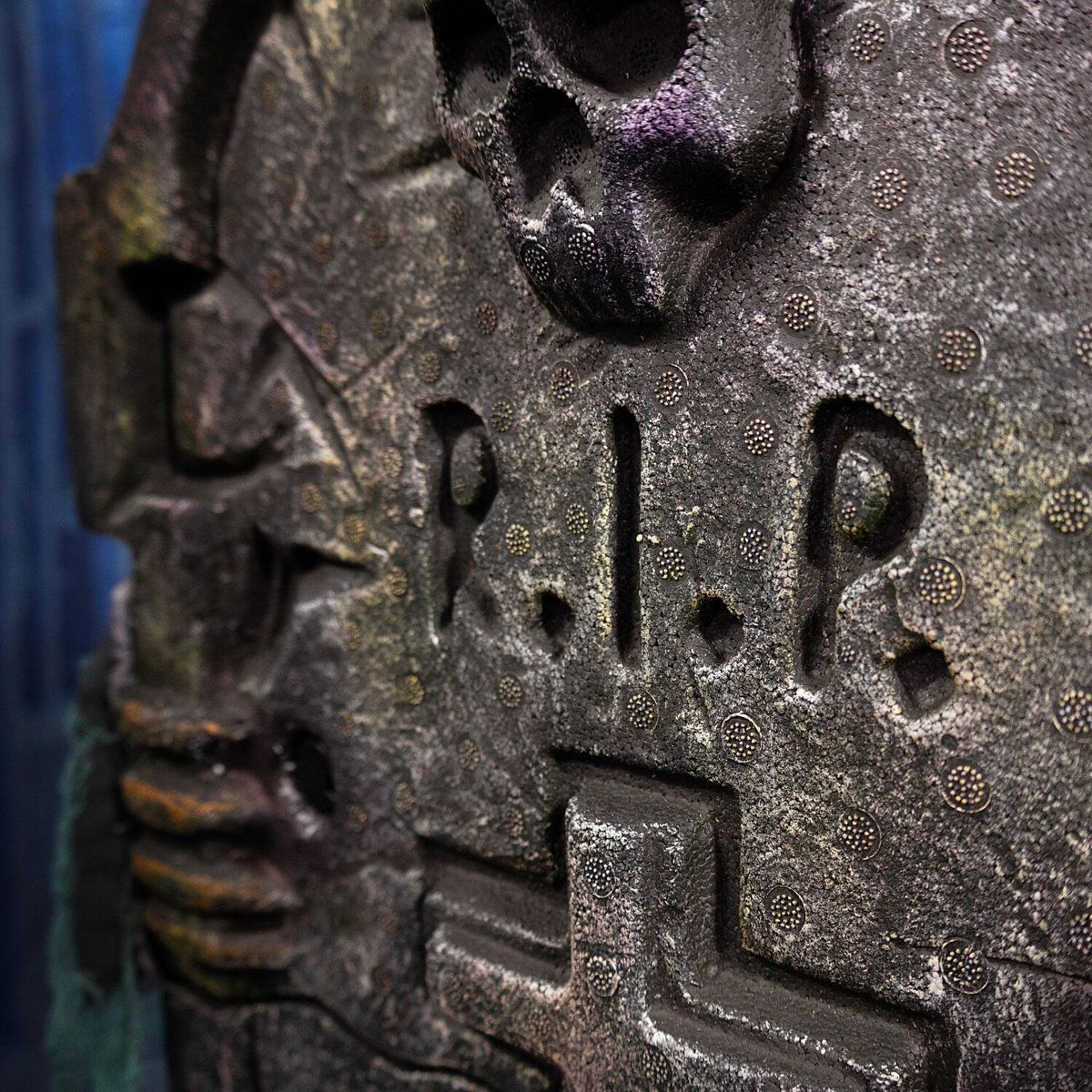 Sound Activated Zombie Tombstone Lifter Animatronic With LED Eyes 4