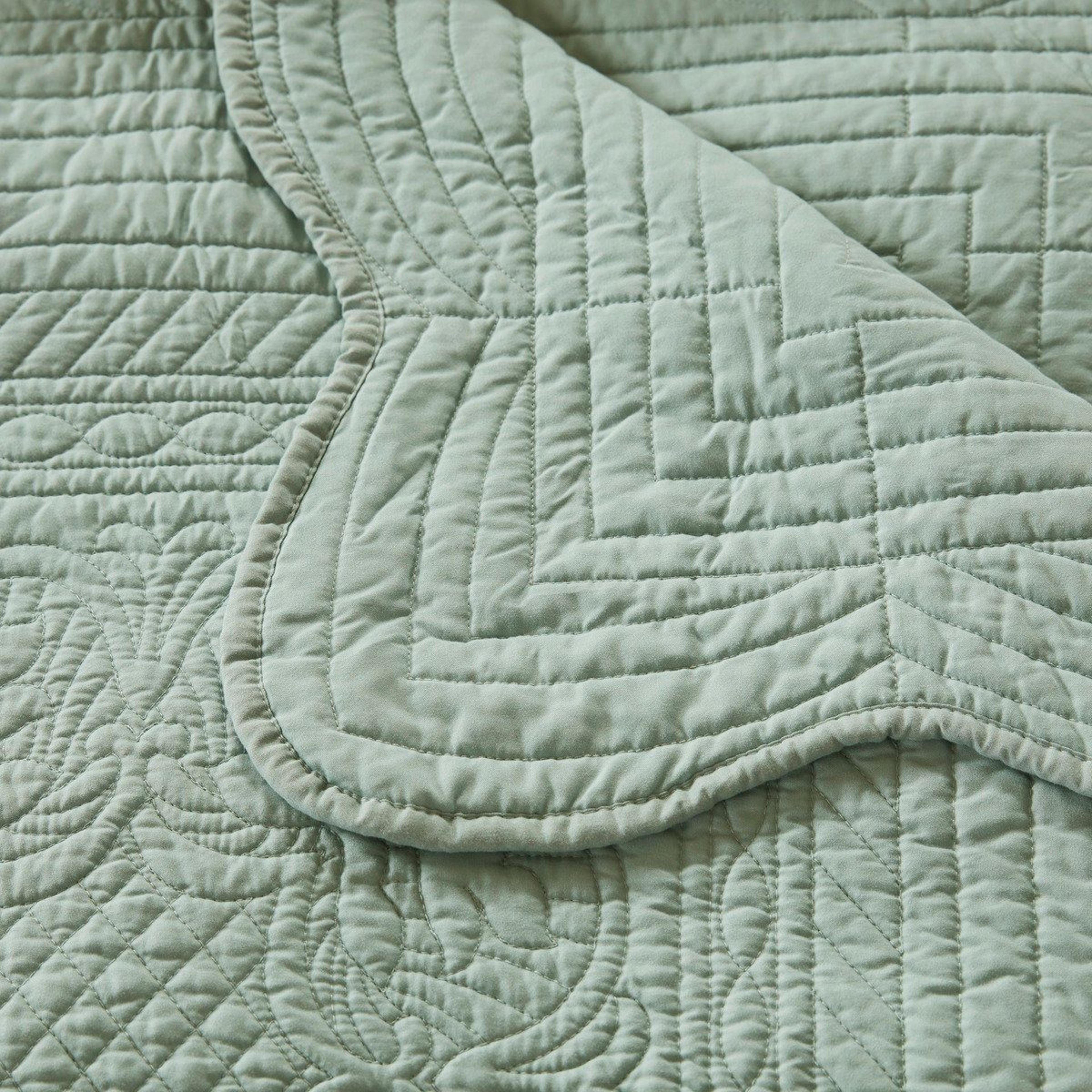 Oversized Quilted Throw Blanket With Scalloped Edges 60 X 72 Inches 2