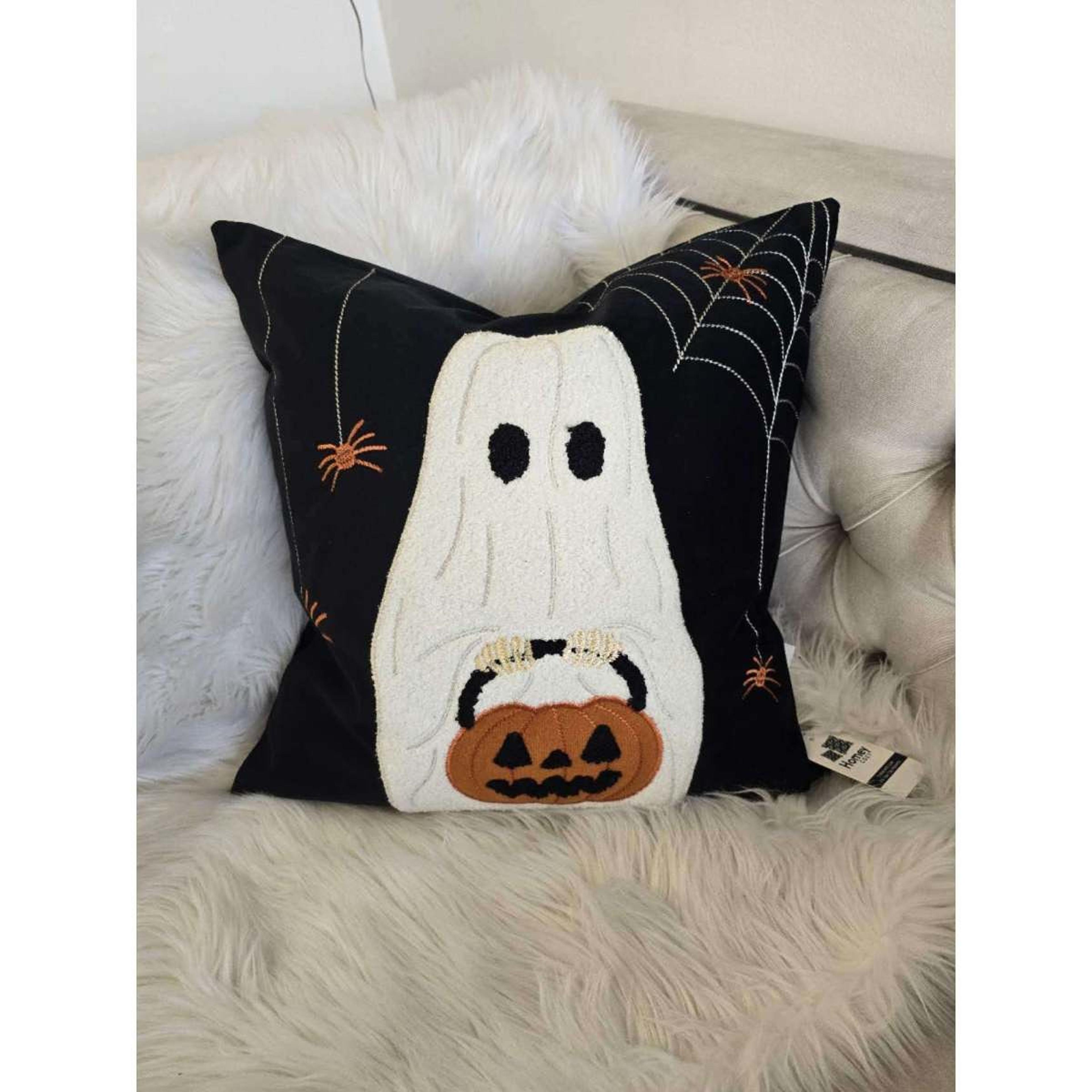 Halloween Ghost With Pump 1