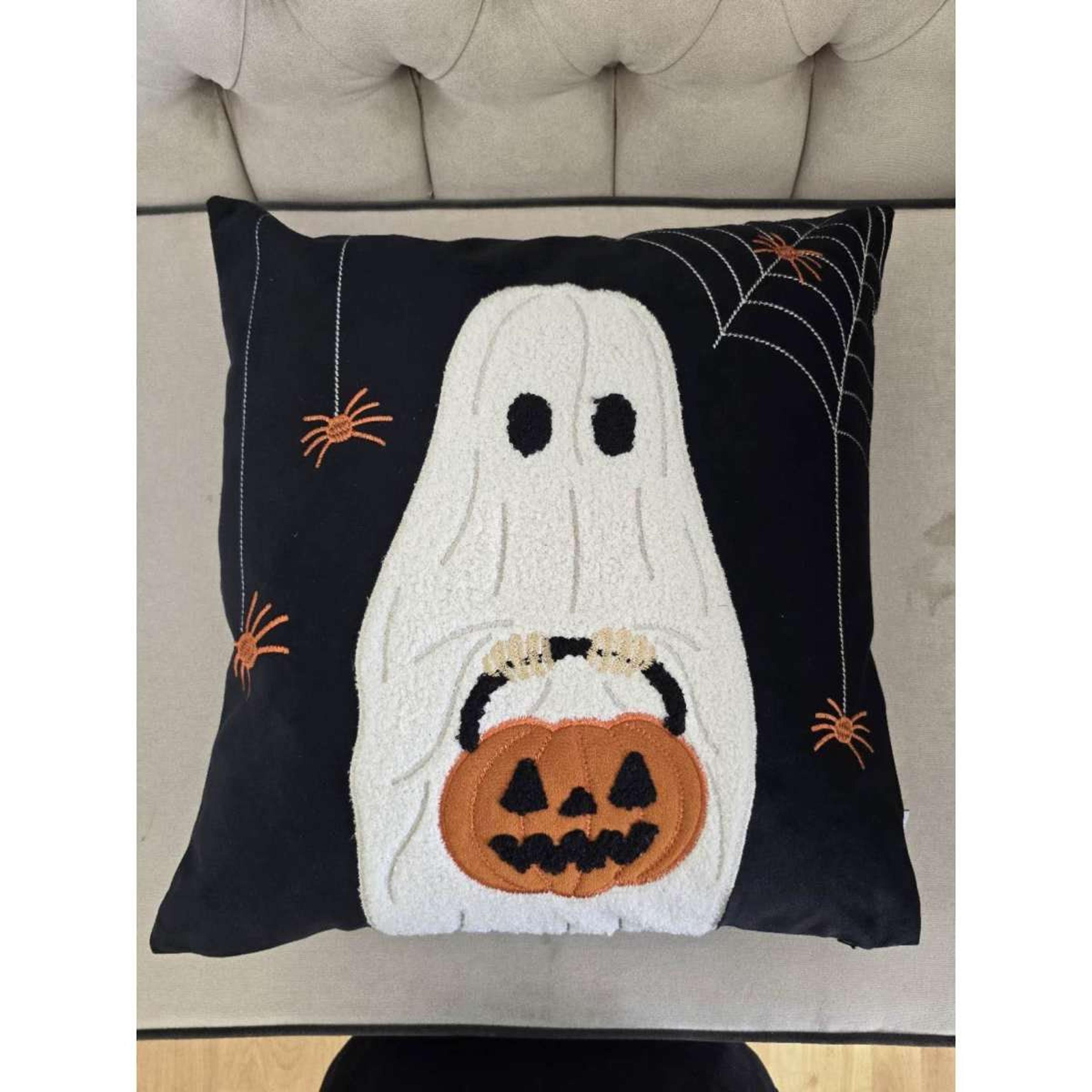 Halloween Ghost With Pump 2