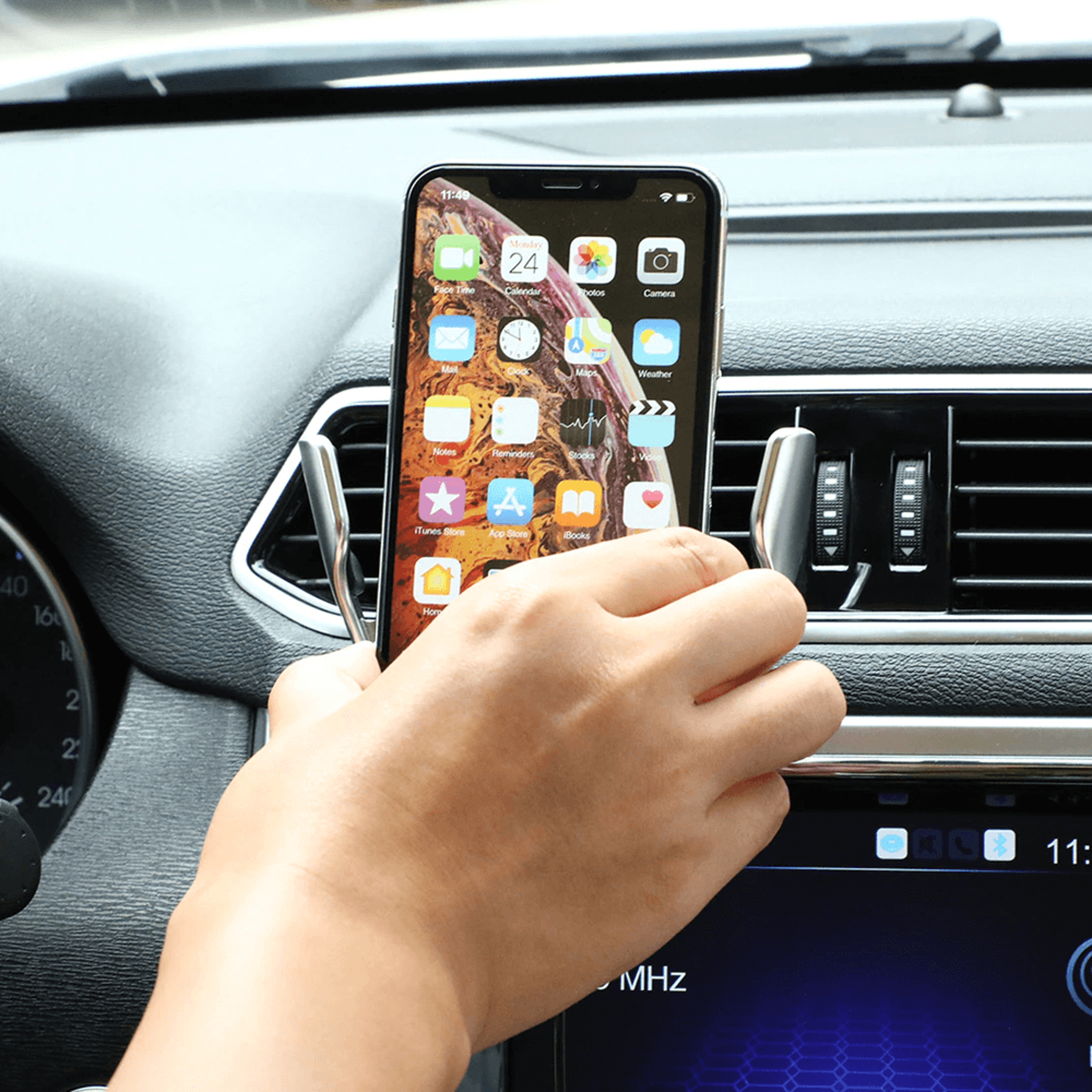Automatic Clamping Wireless Car Charger Mount 3