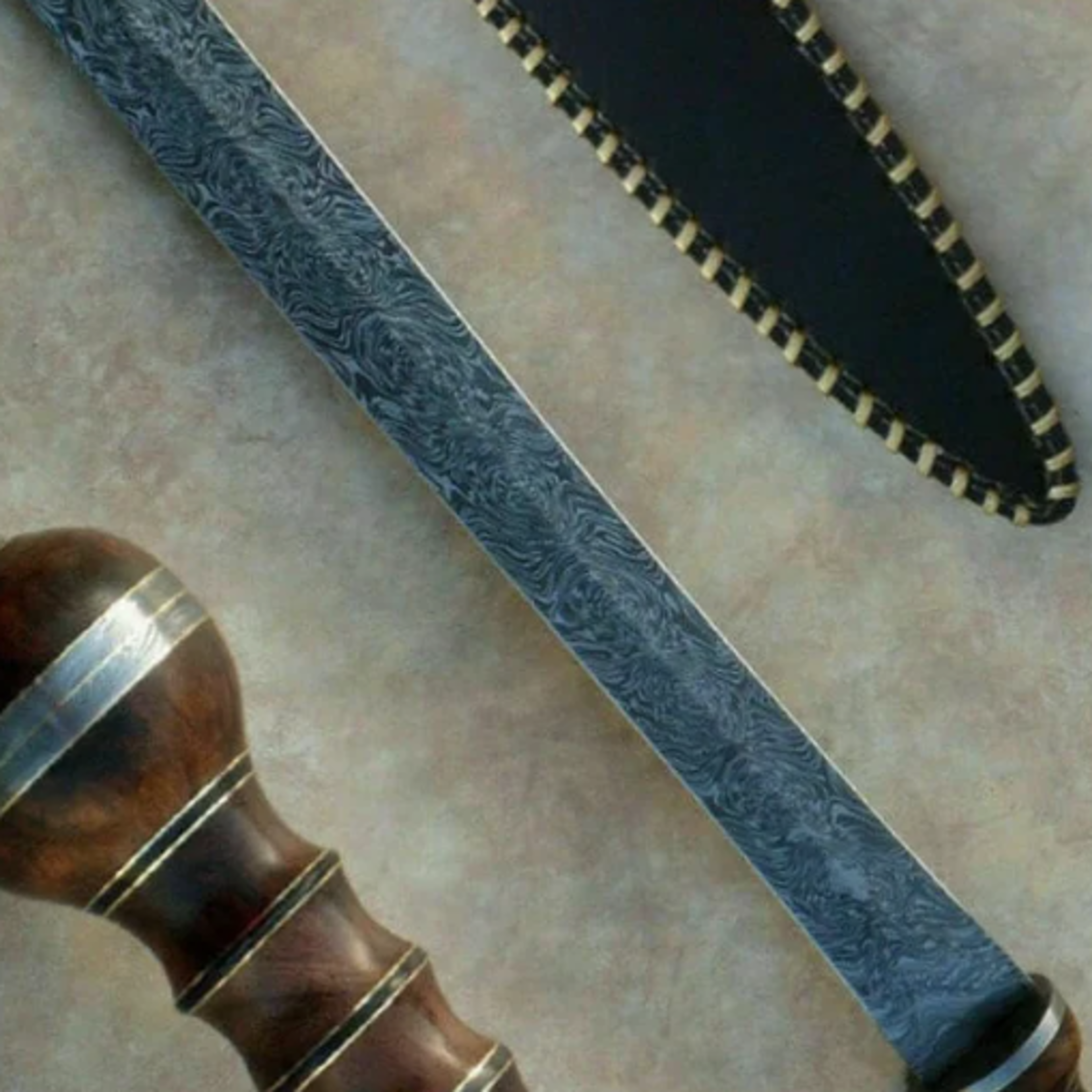 Damascus Steel Hunting Sword Roman Hunting Sword Double edges Sword W Sheathpng
