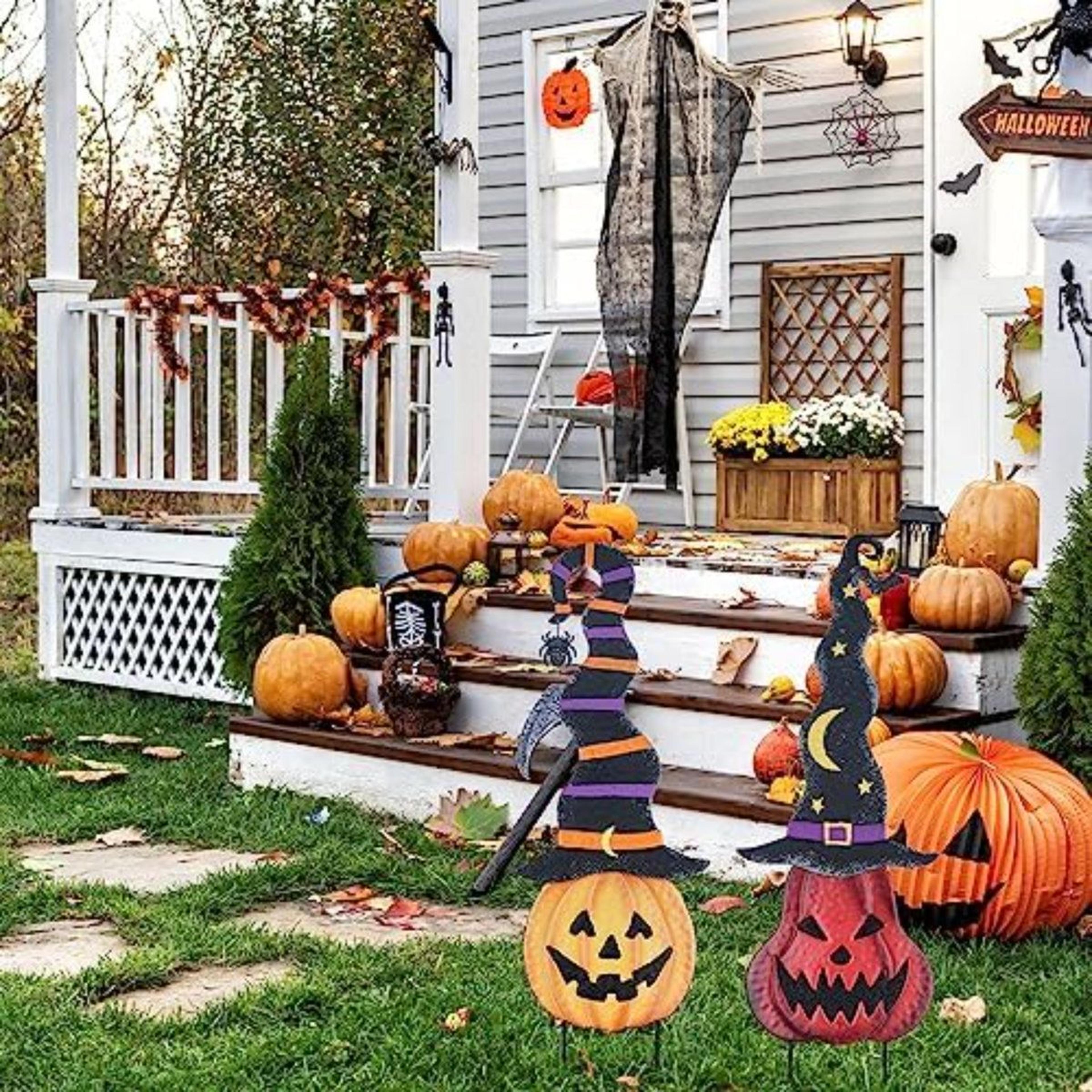 Halloween Metal Pumpkin Garden Stakes With Witch Hats 1