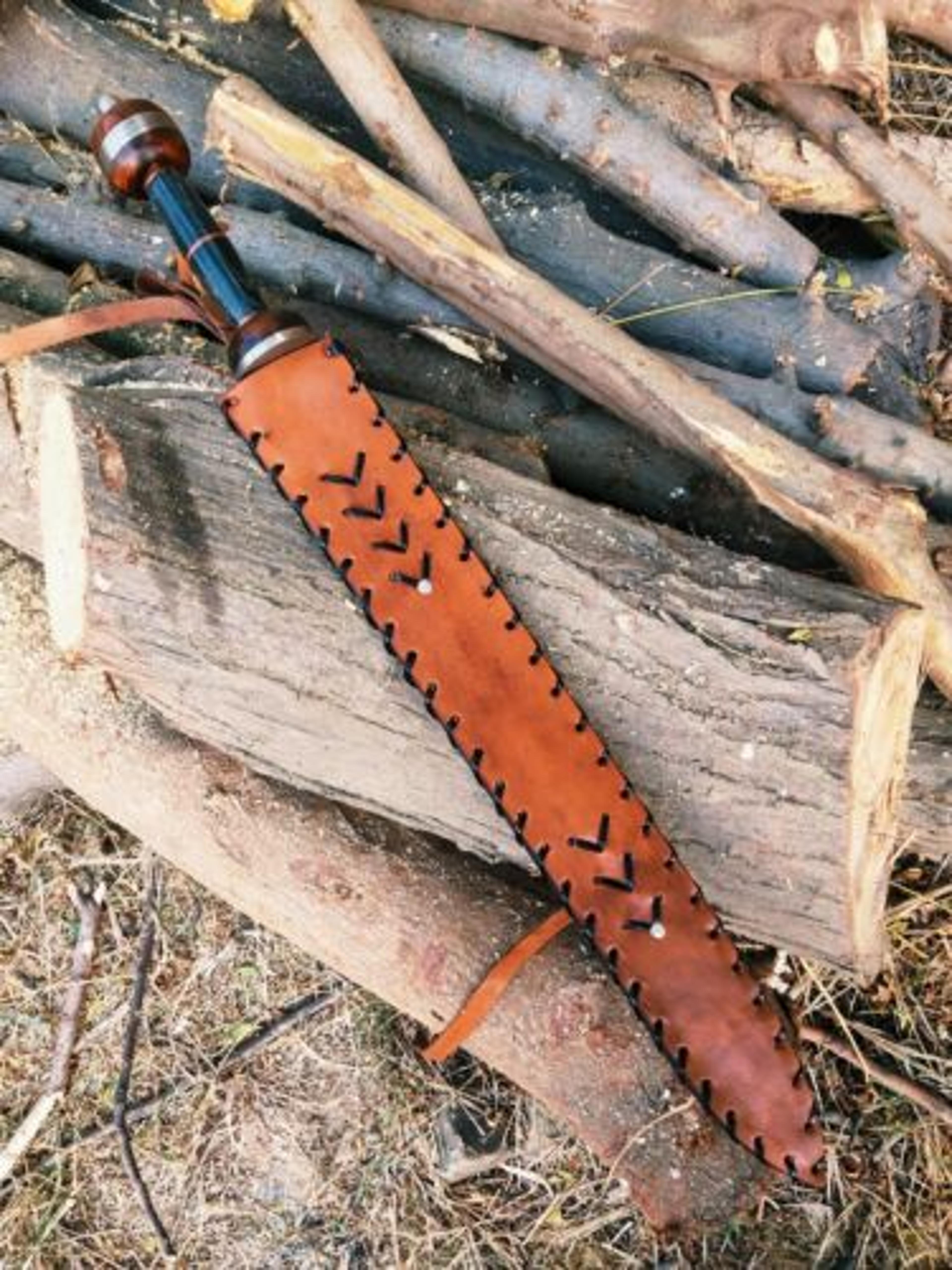 gladius triumph: handmade damascus steel sword