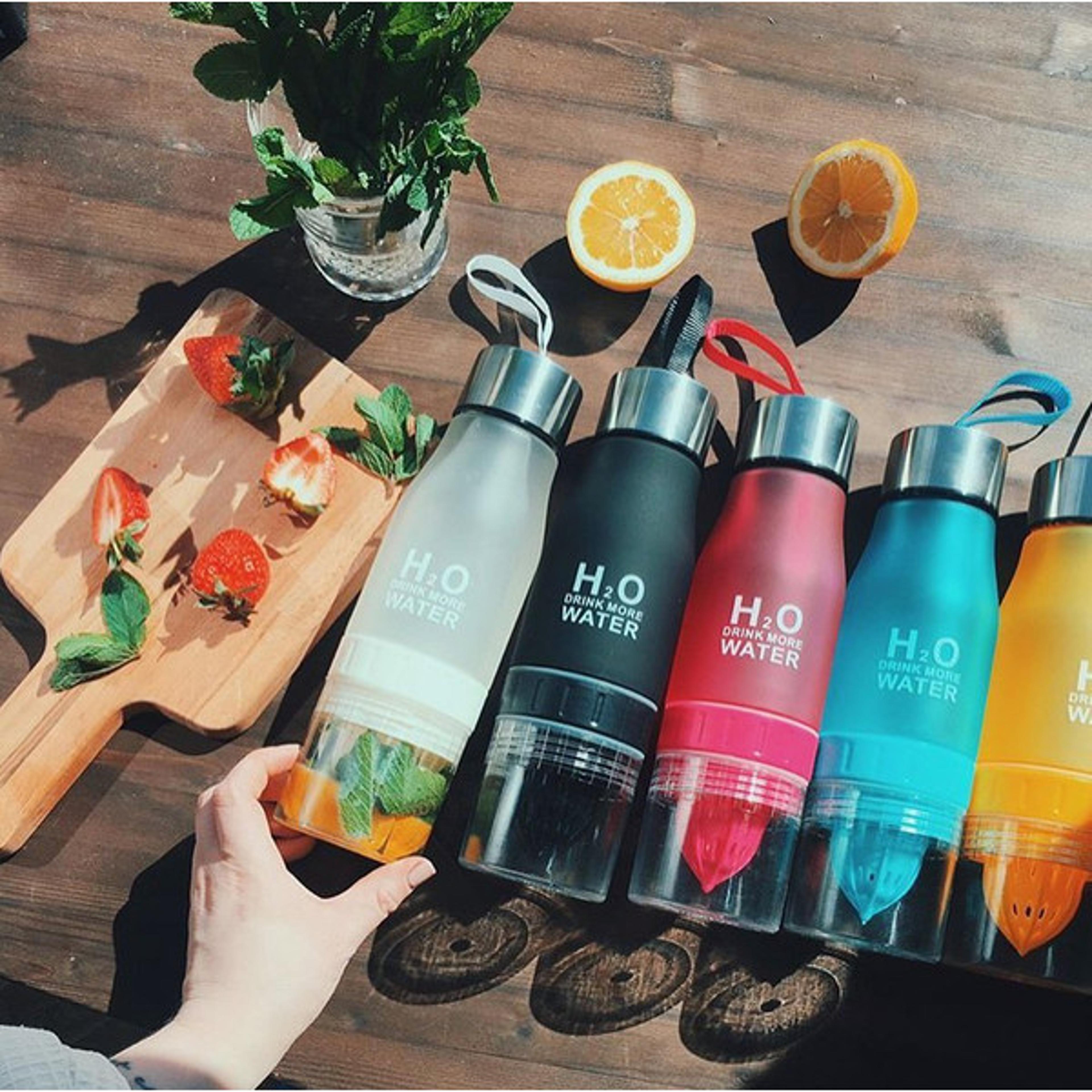h2o fruit infusion water bottle - perfect gift for fitness & yoga lovers