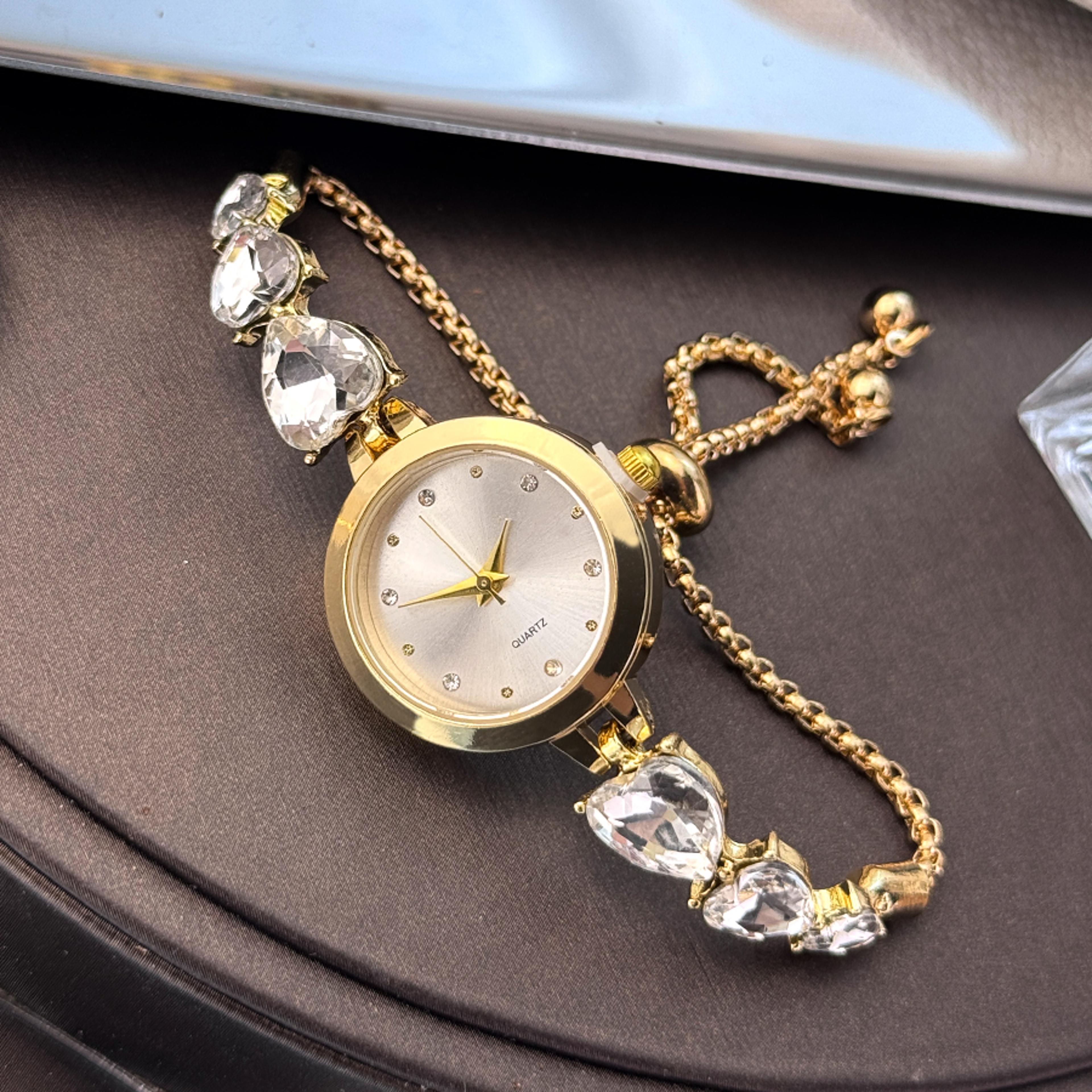 mixed scale simple light luxury ladies quartz watch, three heart-shaped diamond-encrusted bracelet, round alloy case