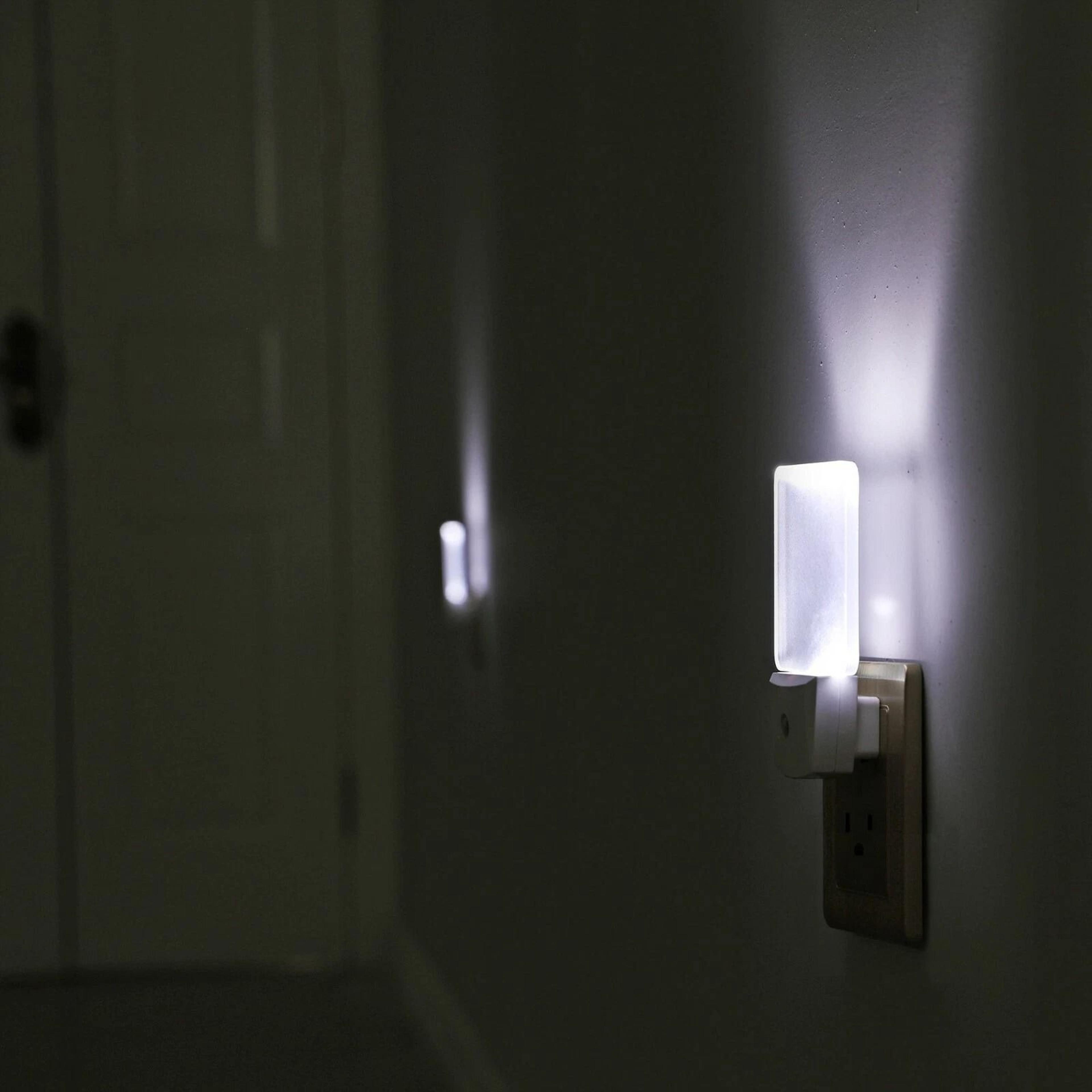 plug-in led night light with light sensor, dusk-dawn bathroom light