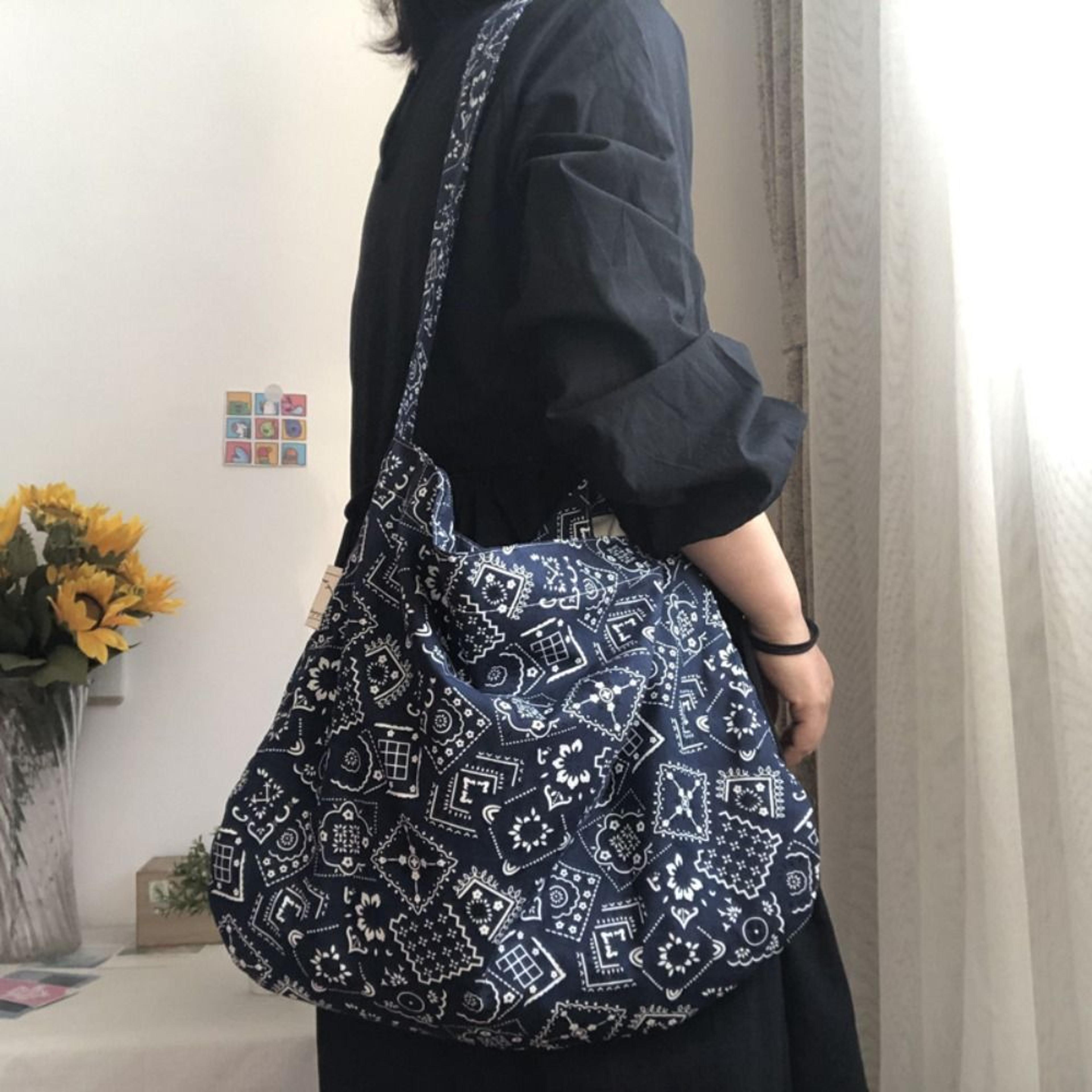 casual cotton shopping bag, portable reusable crossbody bag, high-capacity handbags with bandanna print