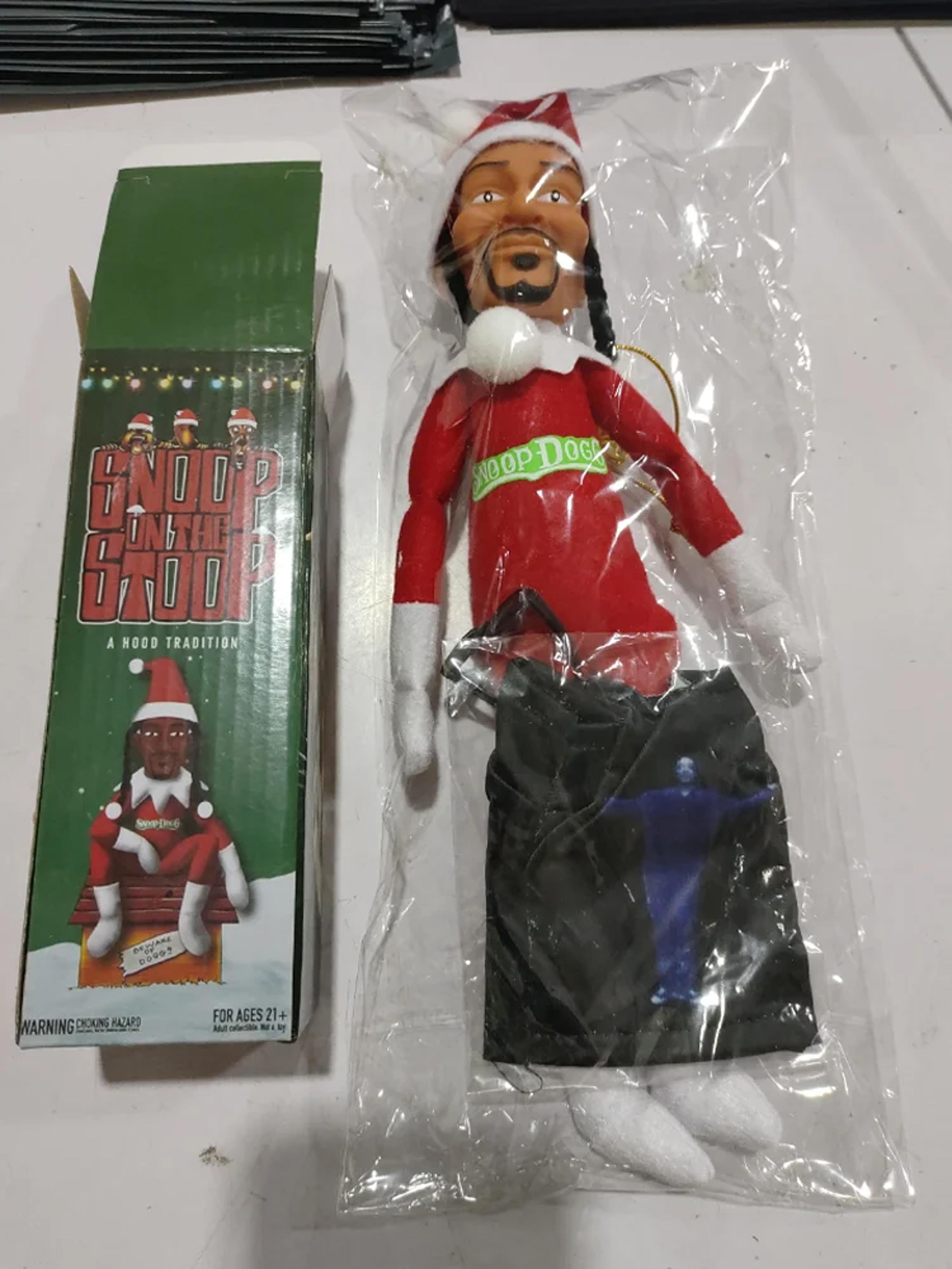 Snoop Dogg Christmas Elf Doll Plush Toy Includes Elf Tshirt Sunglasses  Necklace Perfect Shelf Deco 4