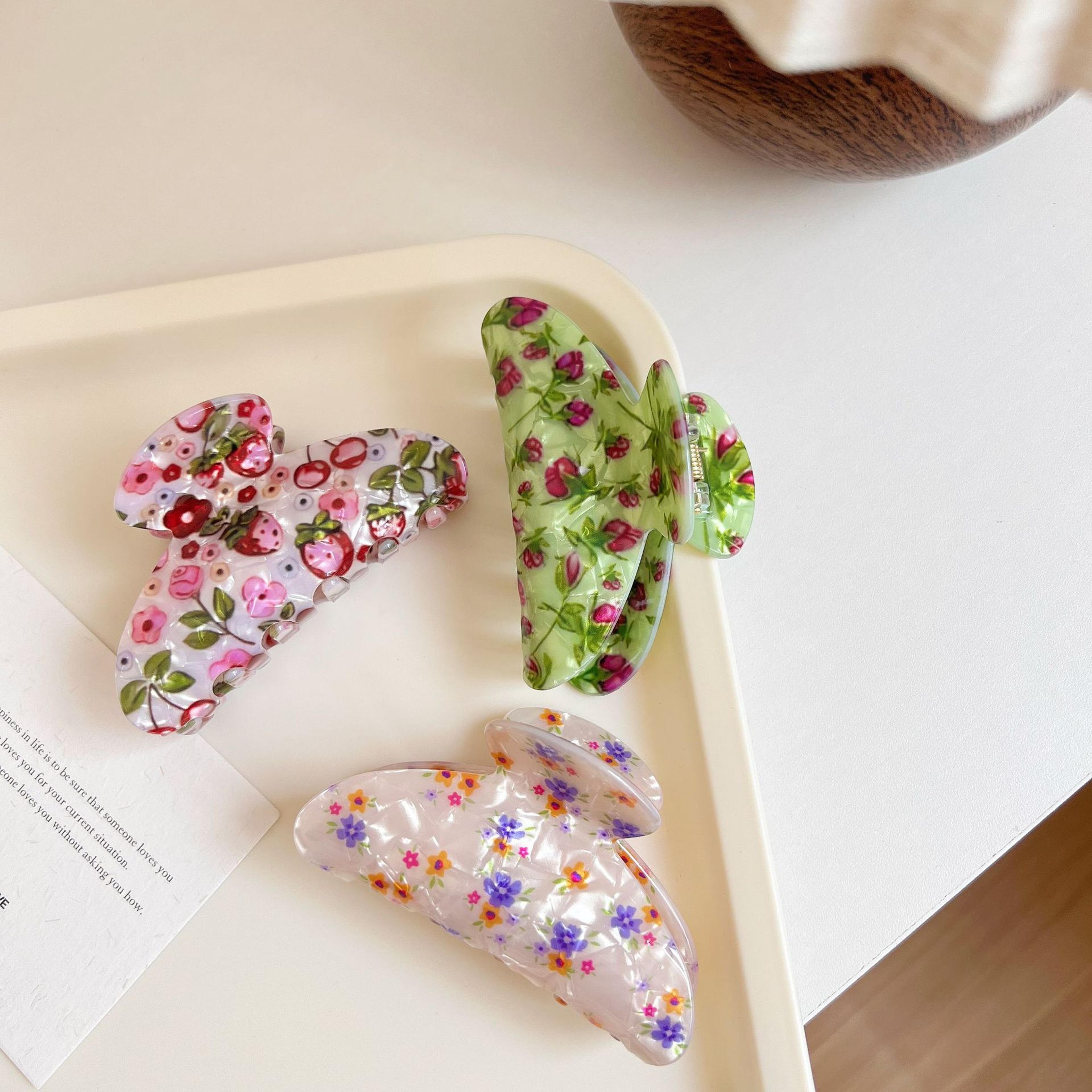 retro floral acrylic shark clip – fashionable & elegant hair accessory
