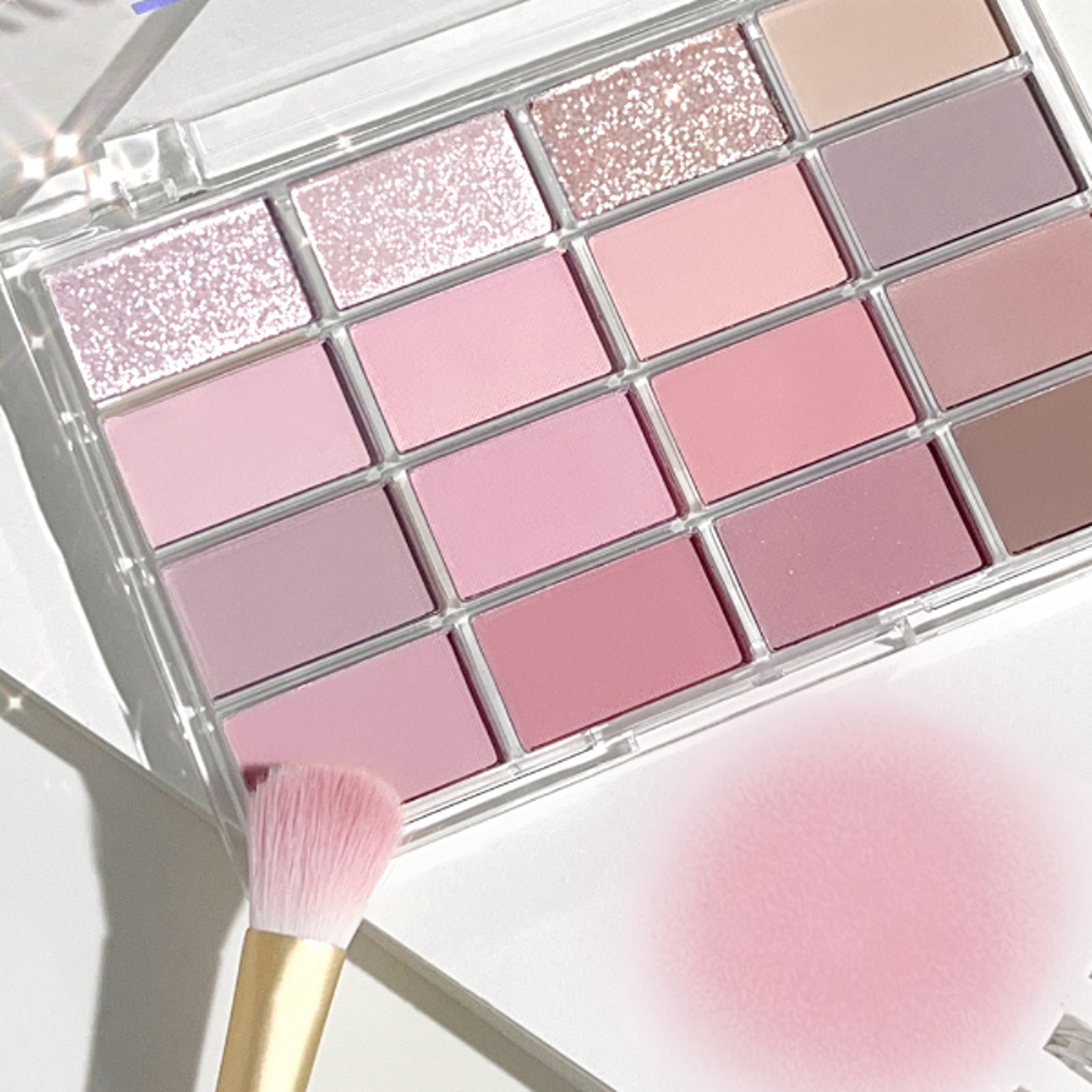 low-saturated earth color eye shadow plate with pearlescent matte finish