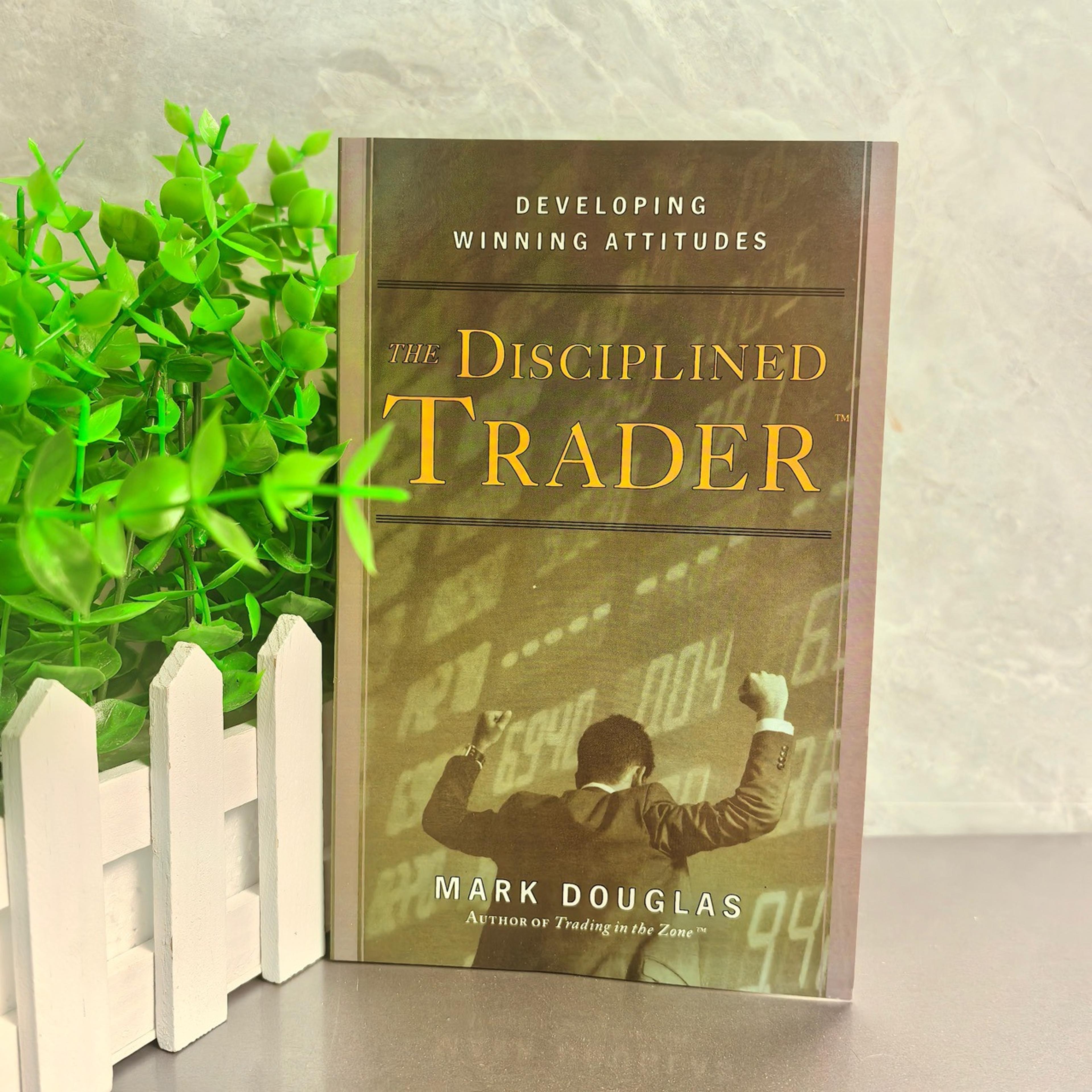mark douglas' the disciplined trader - developing winning attitudes paperback english book