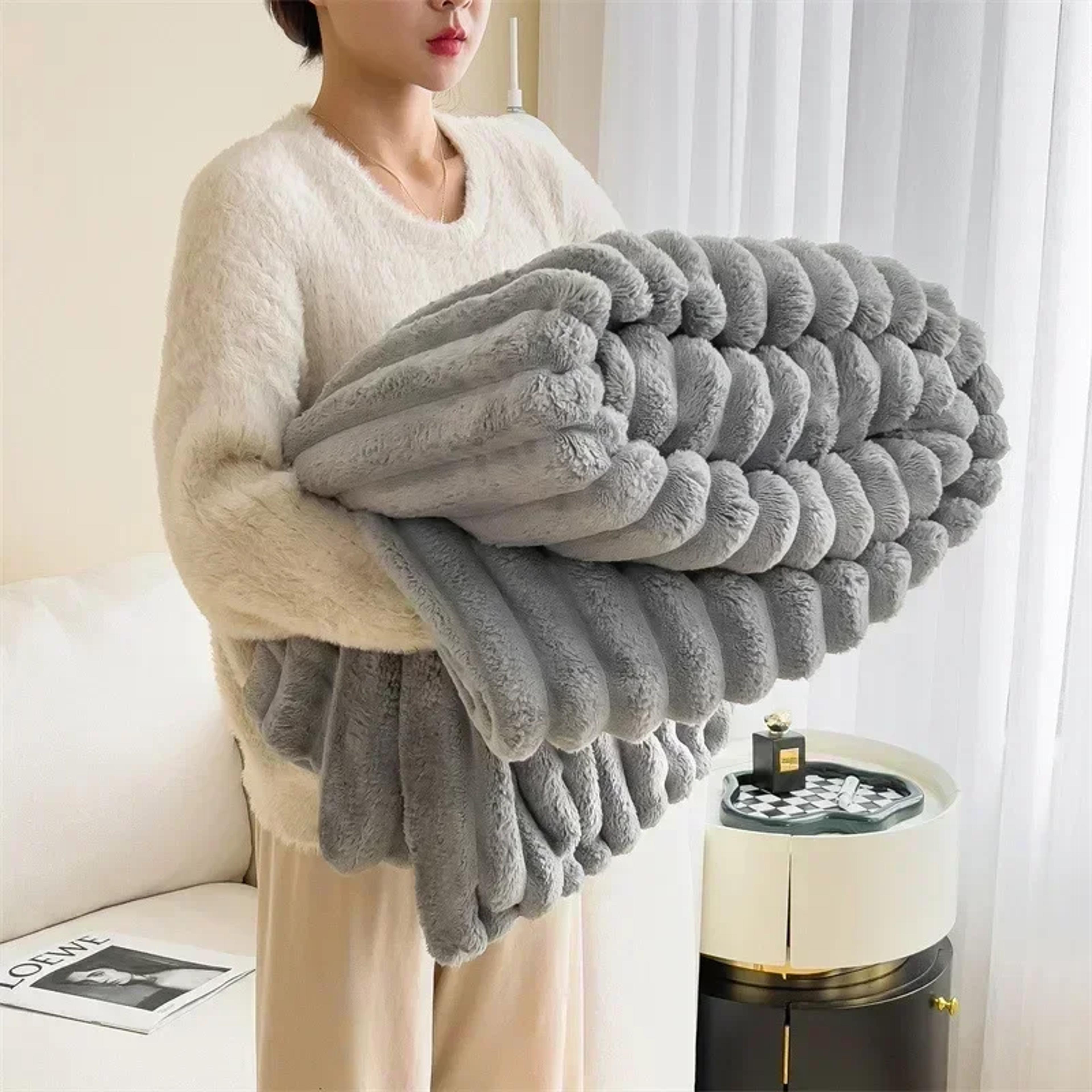 Luxury Faux Rabbit Fur Throw Blanket Ultra Soft Plush Cozy Sofa  Bed Blanket For All Seasons 3