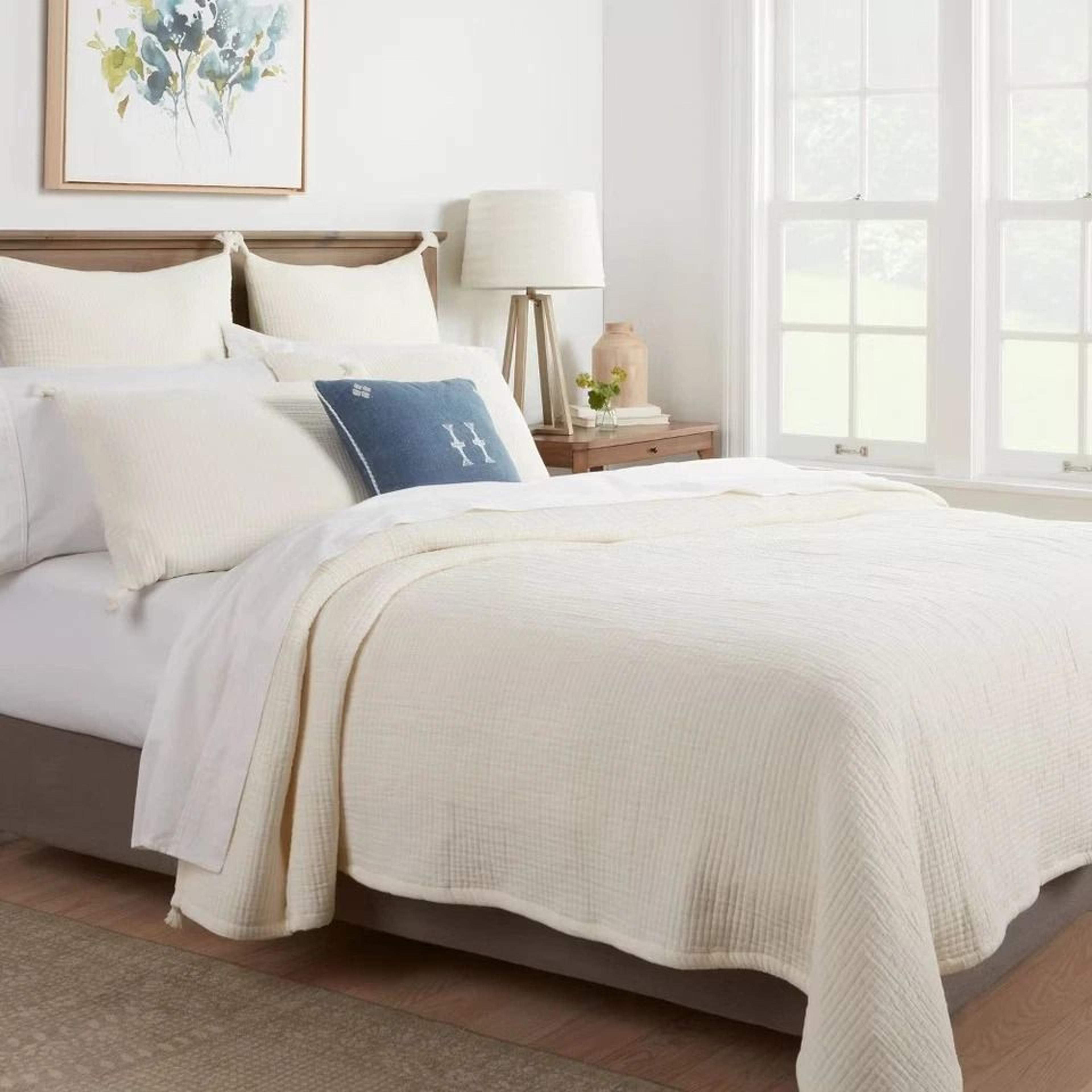 double-cloth solid threshold quilt, jacquard design, cream, full/queen, soft and elegant bedding option