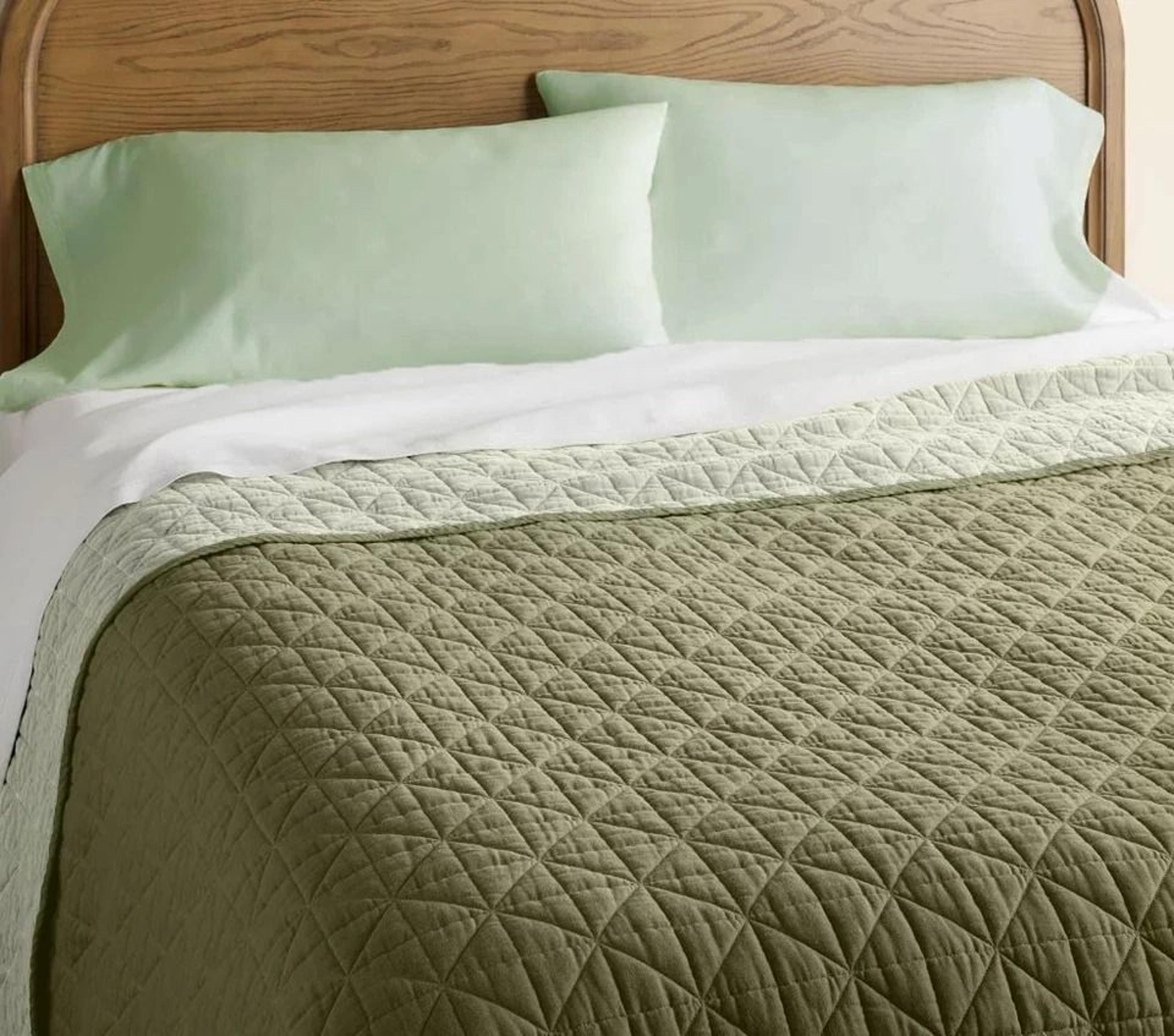 lightweight full/queen reversible quilt, tonal green with diamond stitching, thread count, polyester fill