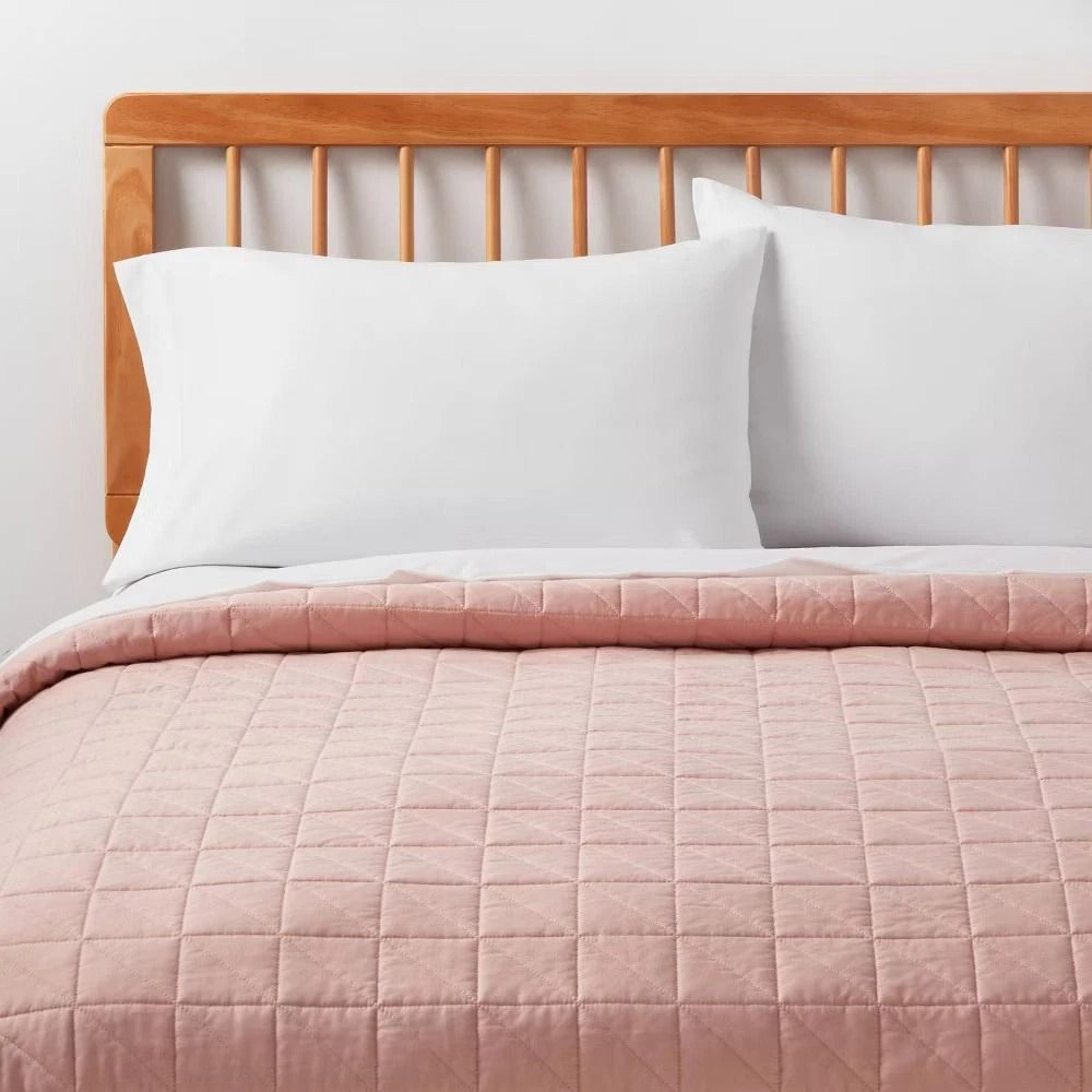 room essentials full/queen microfiber quilt light pink, soft polyester fiber fill, machine washable, comfortable bedroom