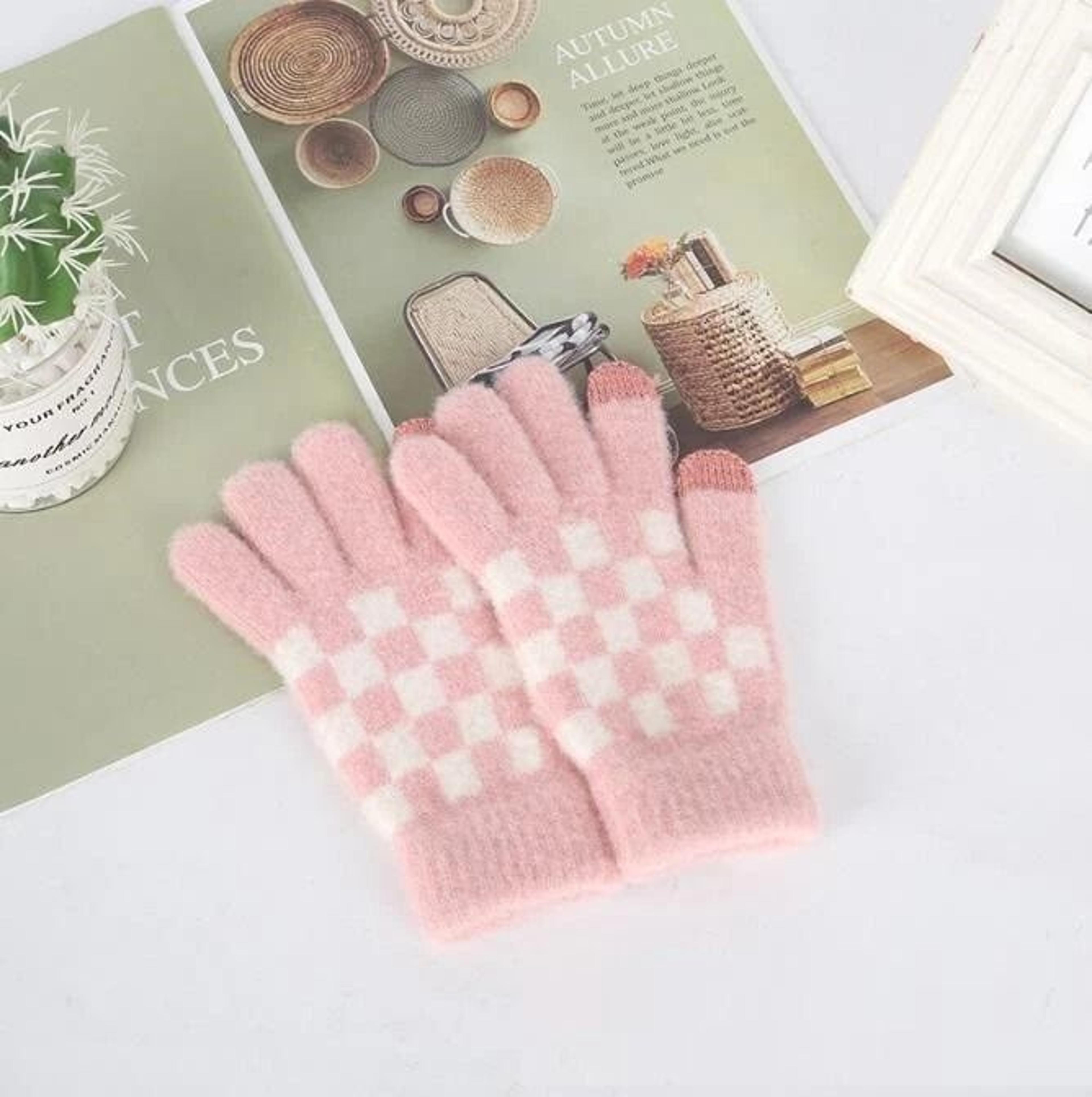 Cozy Plaid Checkered Knit Winter Gloves For Men And Women Warm And Stylish Black Pink White Choices 2