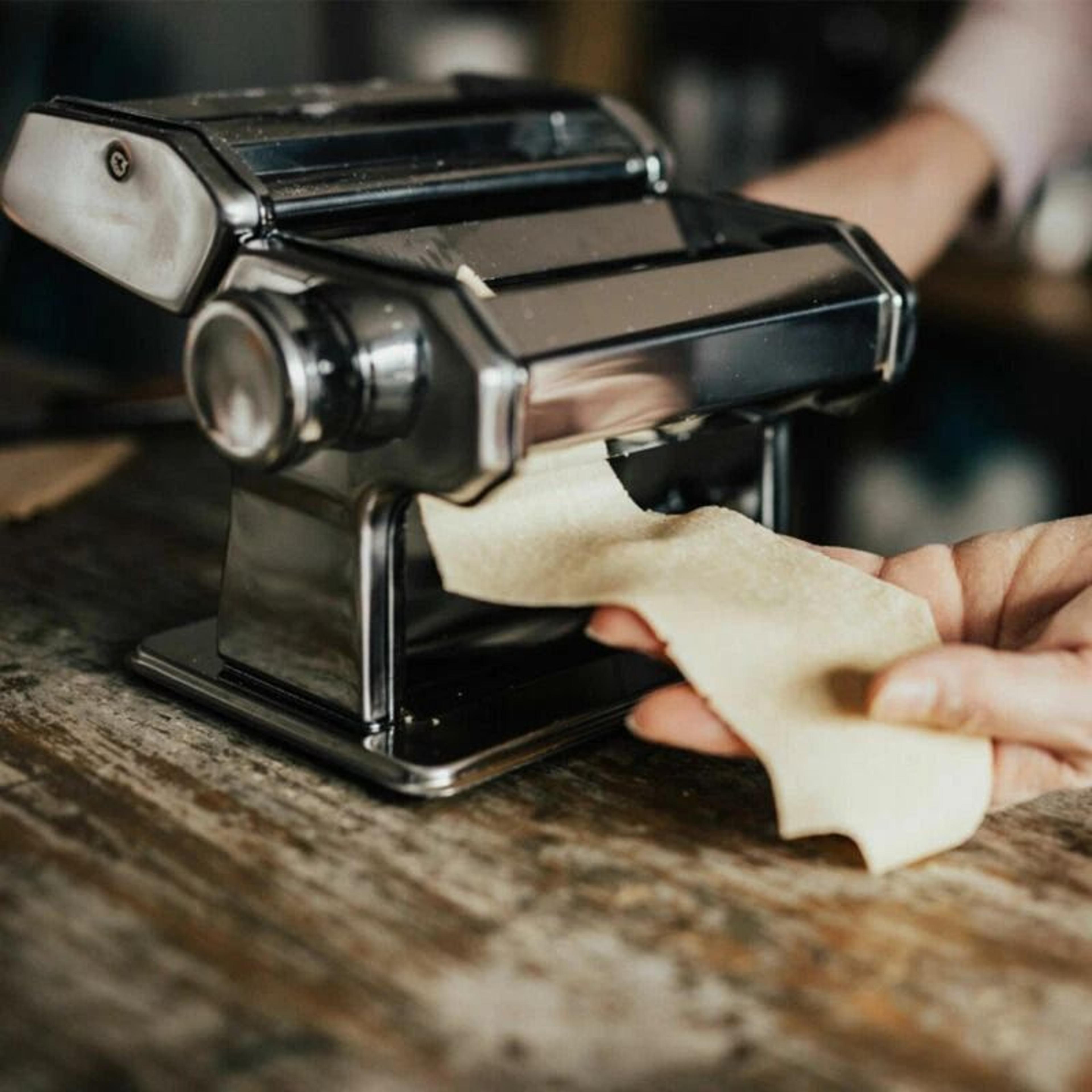 stainless steel pasta maker roller machine for lasagna, spaghetti, ravioli, and tagliatelle