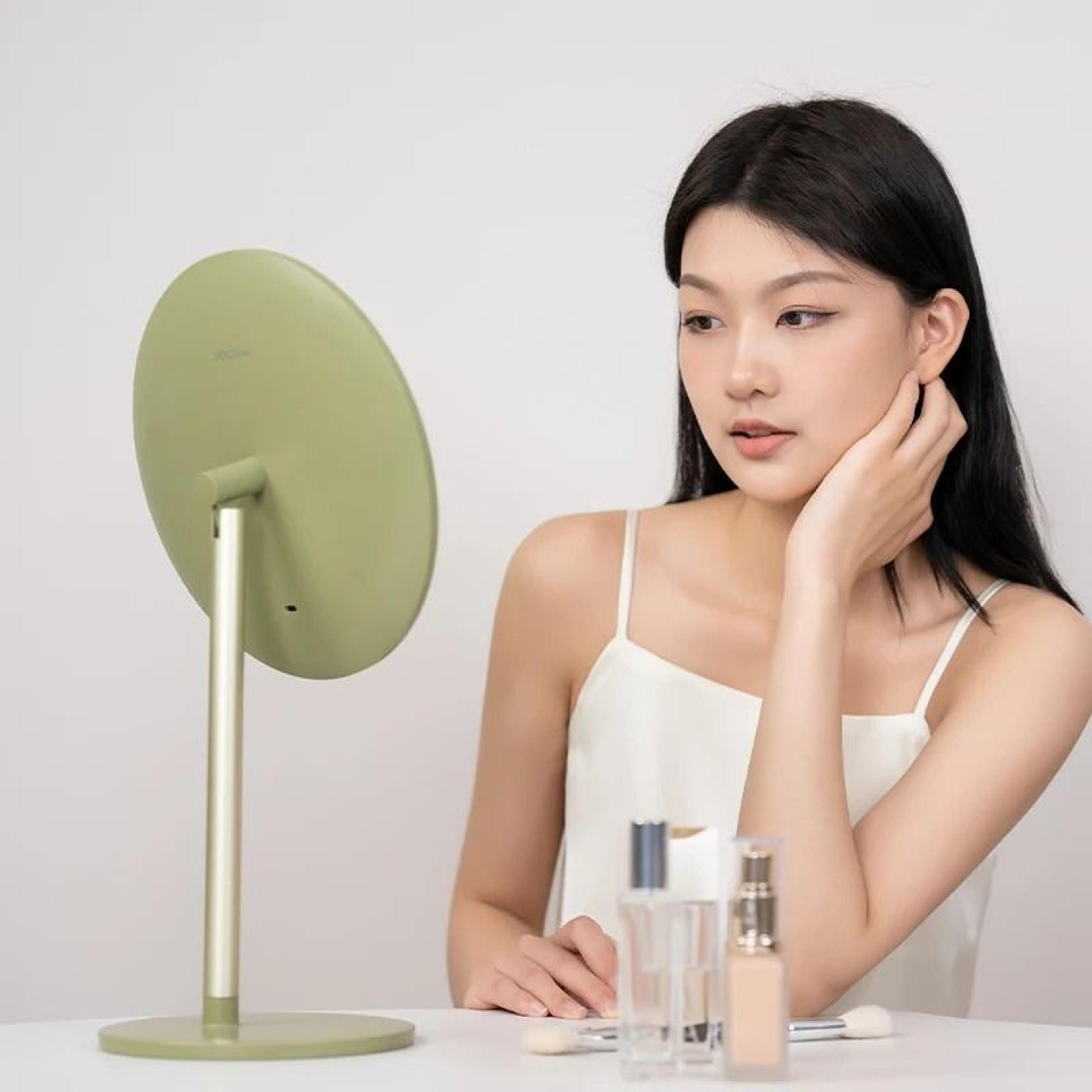Desktop Adjustable LED Makeup Mirror 3