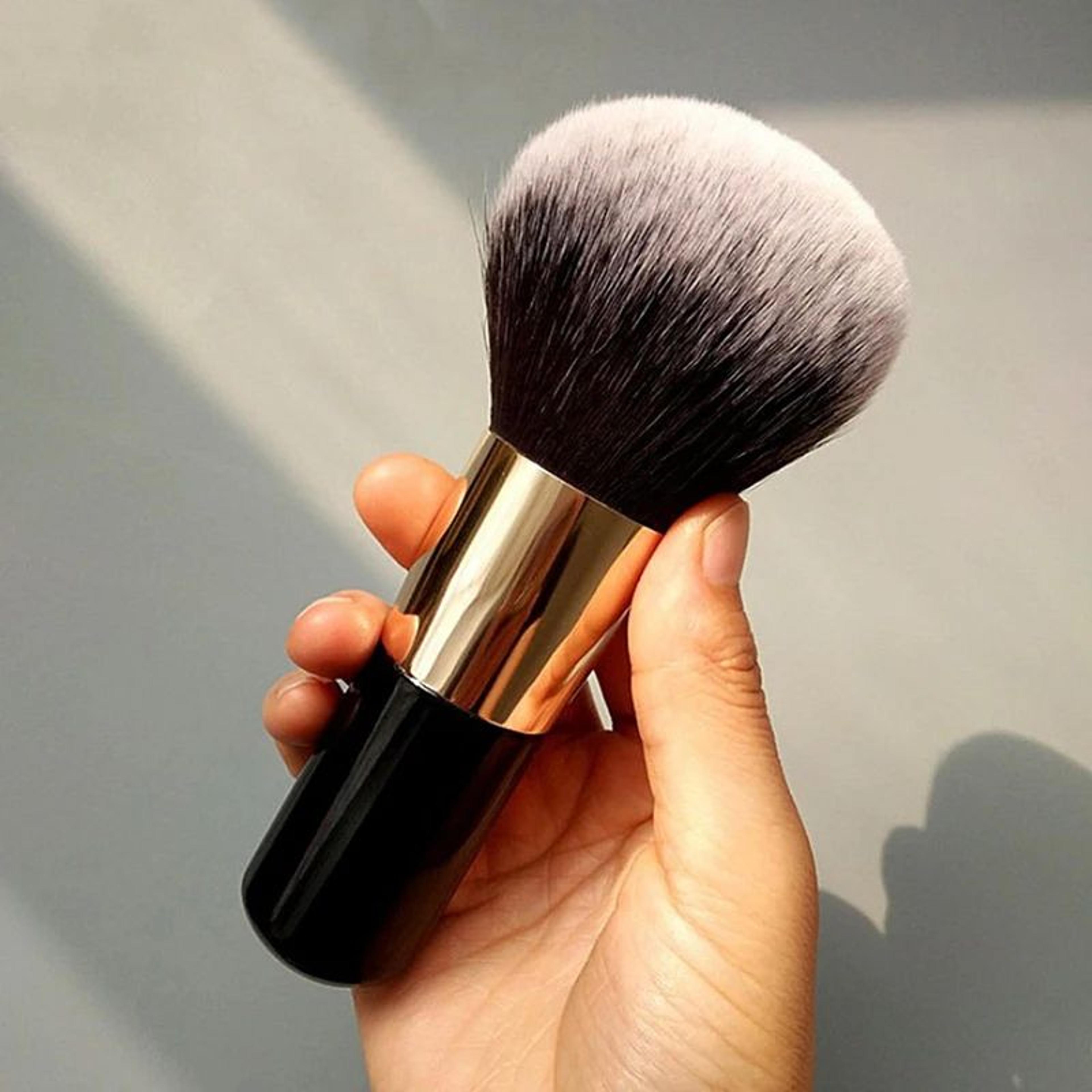 large soft makeup brush for foundation powder and blush
