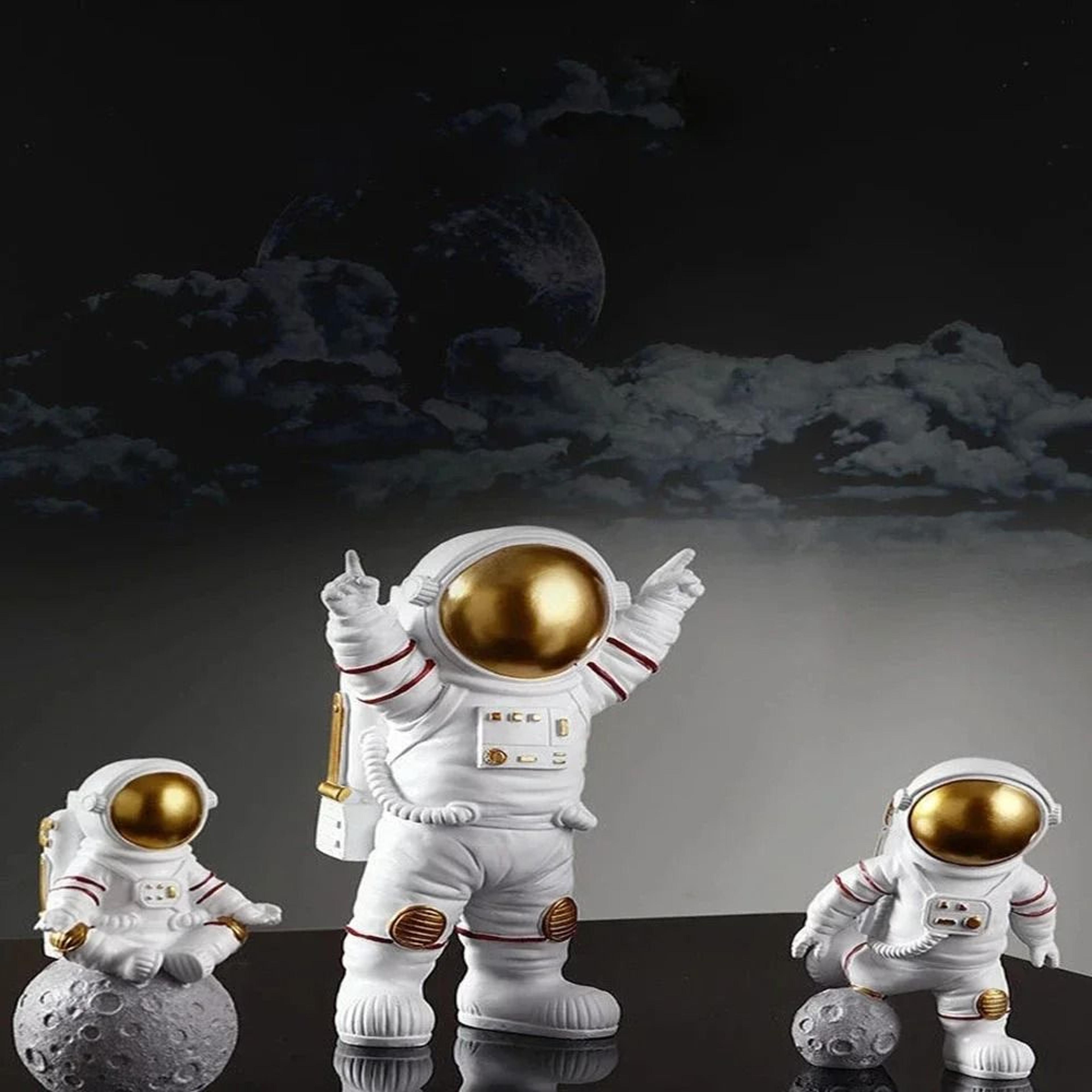 4Piece Astronaut Figurine Set  SpaceThemed Desk Decor  Educational Toy 3