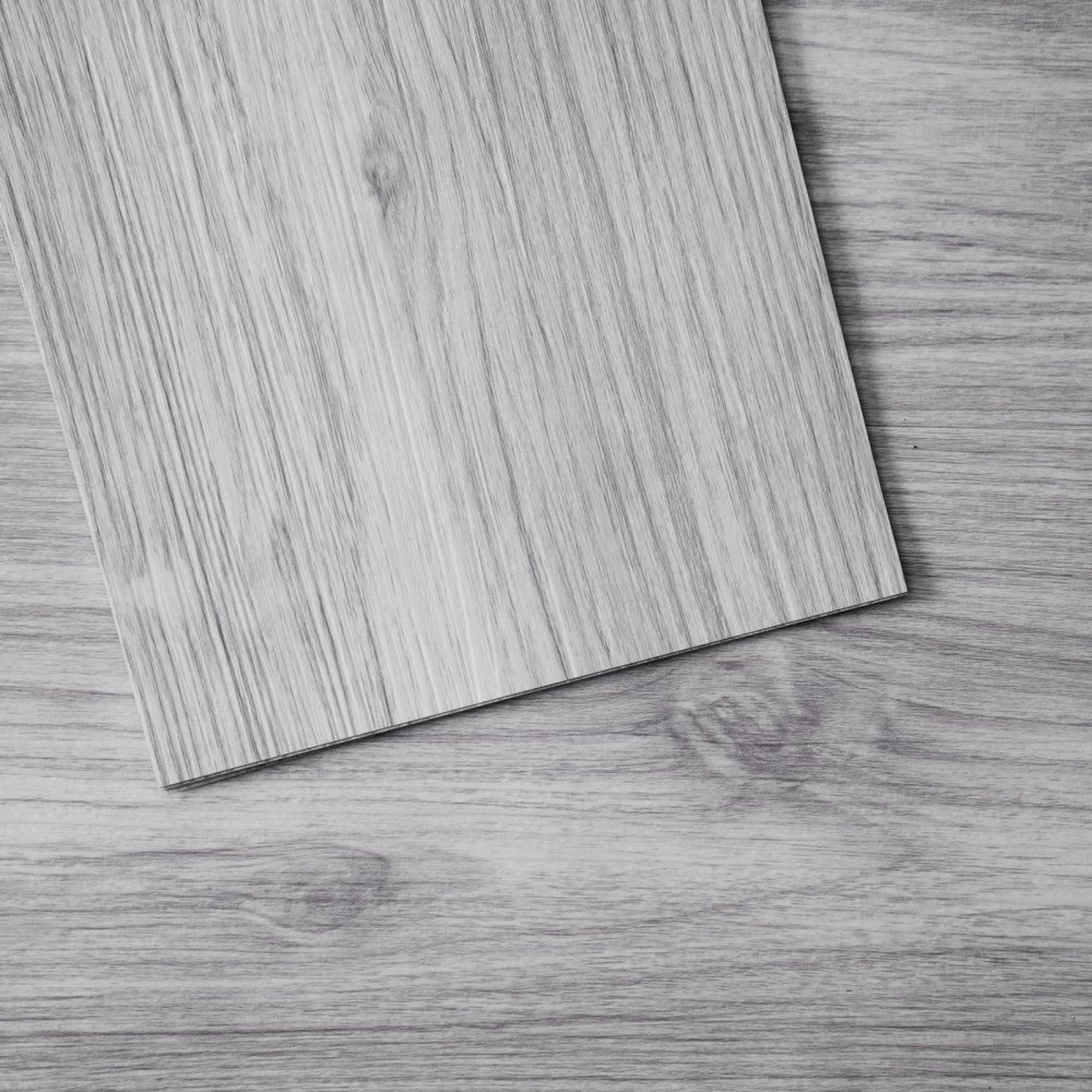 peel and stick vinyl flooring light gray wood grain self adhesive floor tiles 36 x 6 inch 20 pack