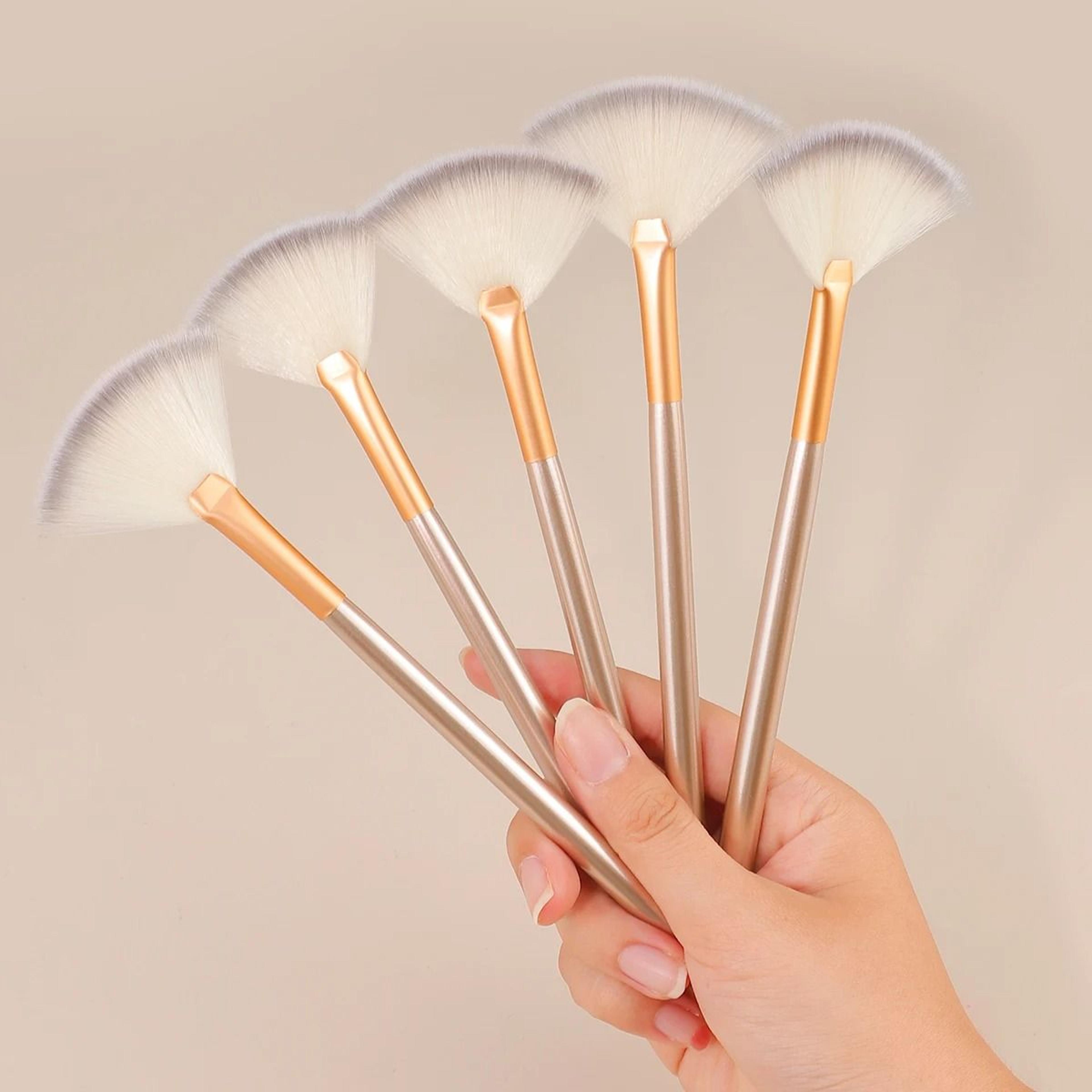 ergonomic fan mask and cosmetic applicator
