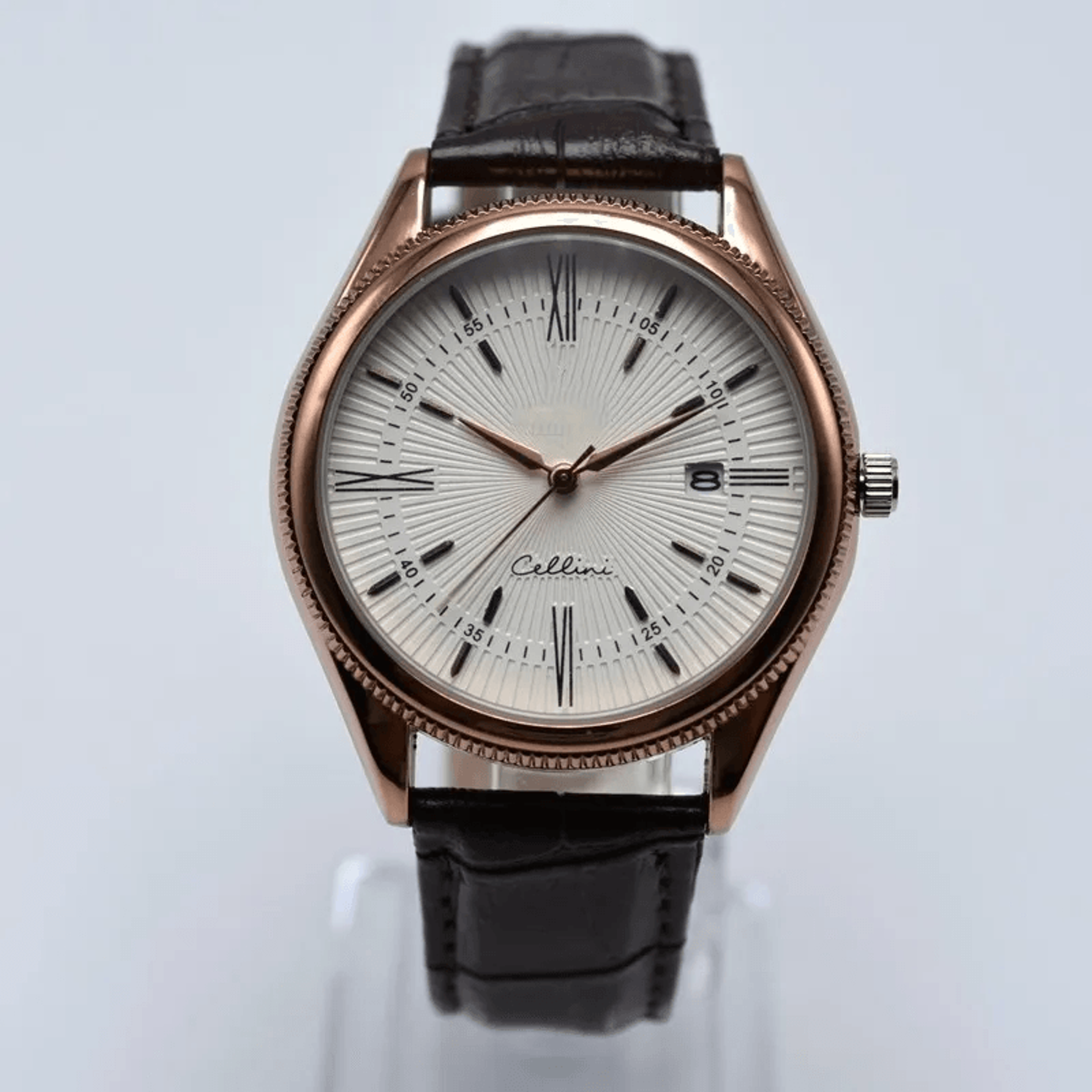 mens vintage quartz watch with leather strap and automatic date display