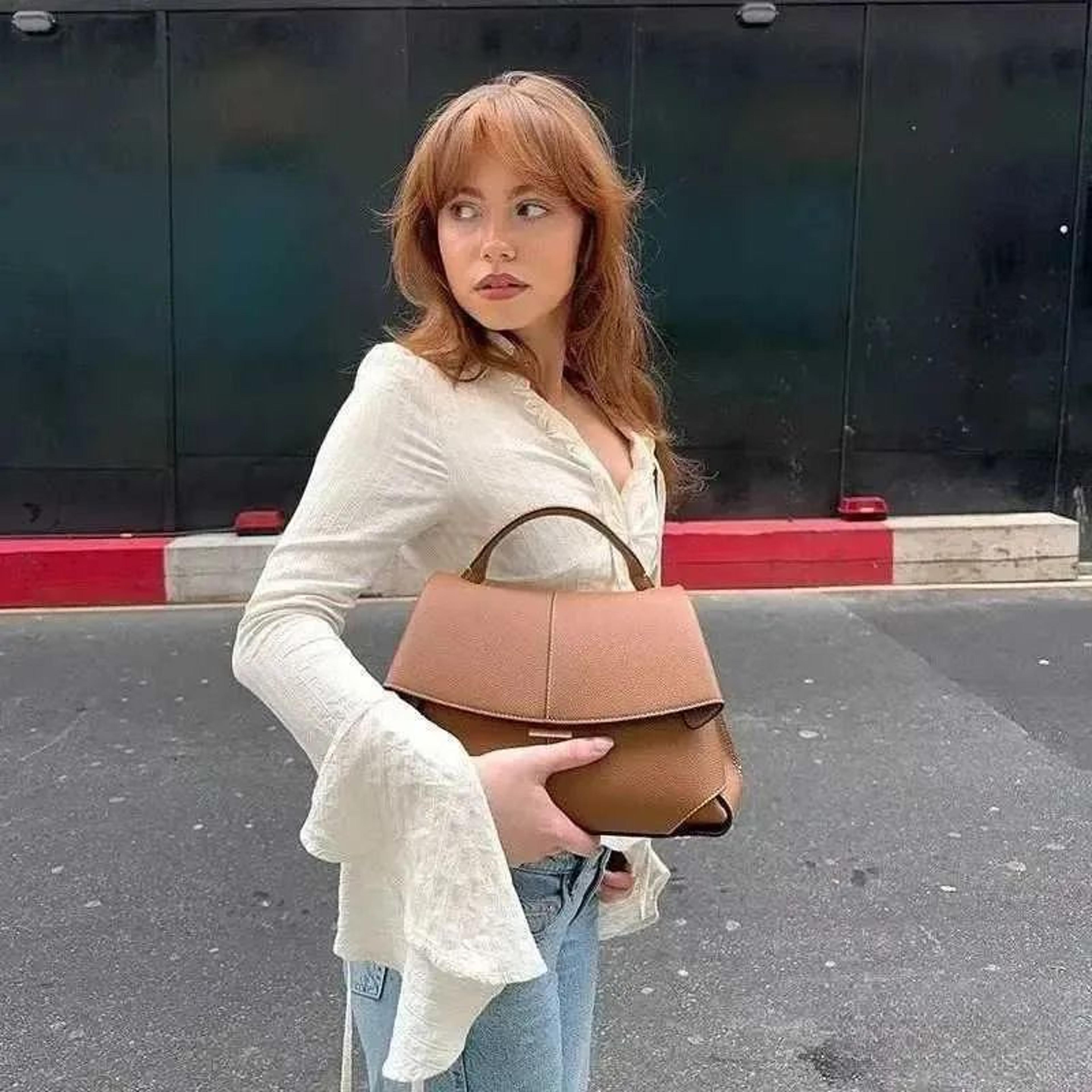pleated pu leather shoulder bag with zipper closure and fashion style