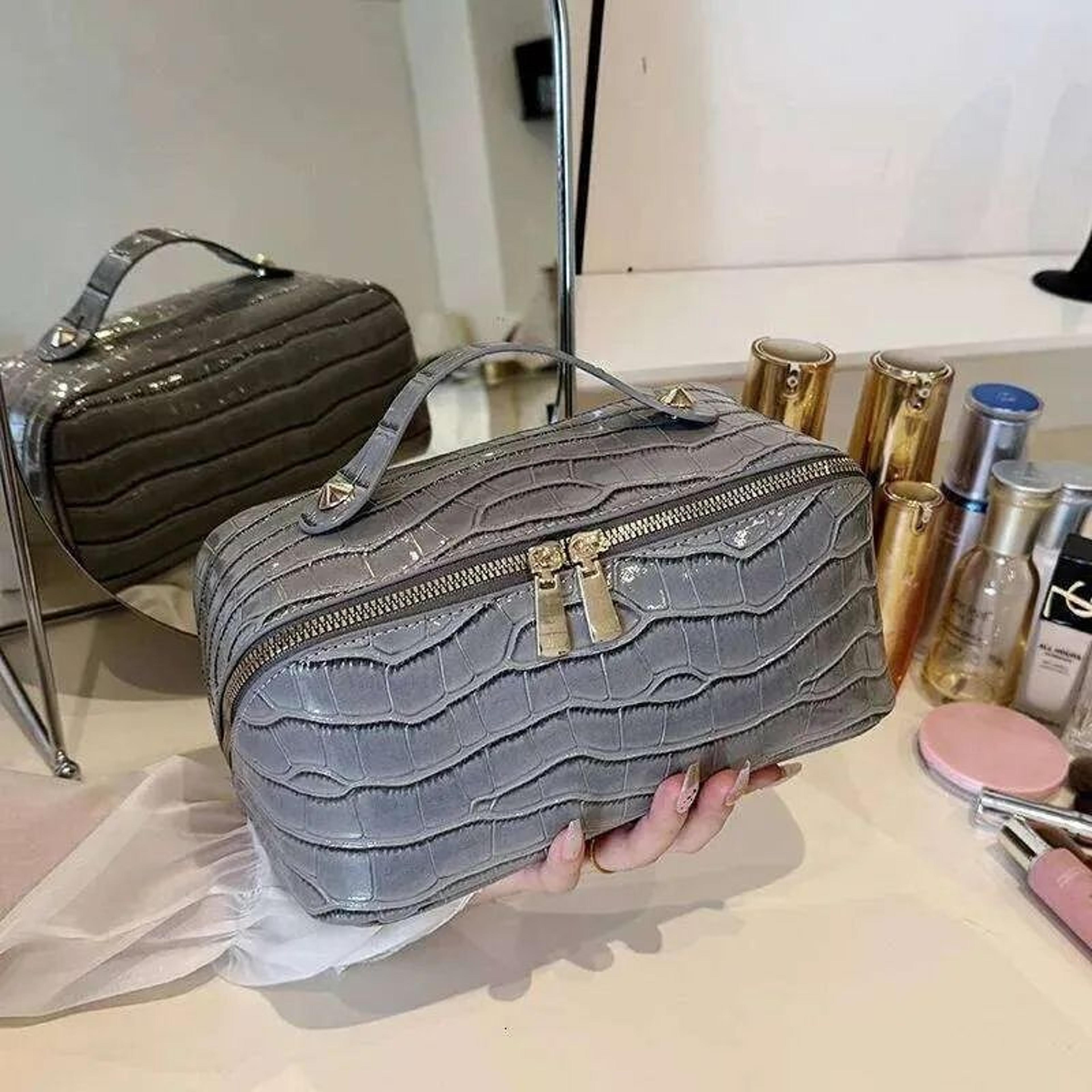 PU Leather Makeup Bag With Crocodile Pattern Large Capacity Travel Cosmetic Organizer 1