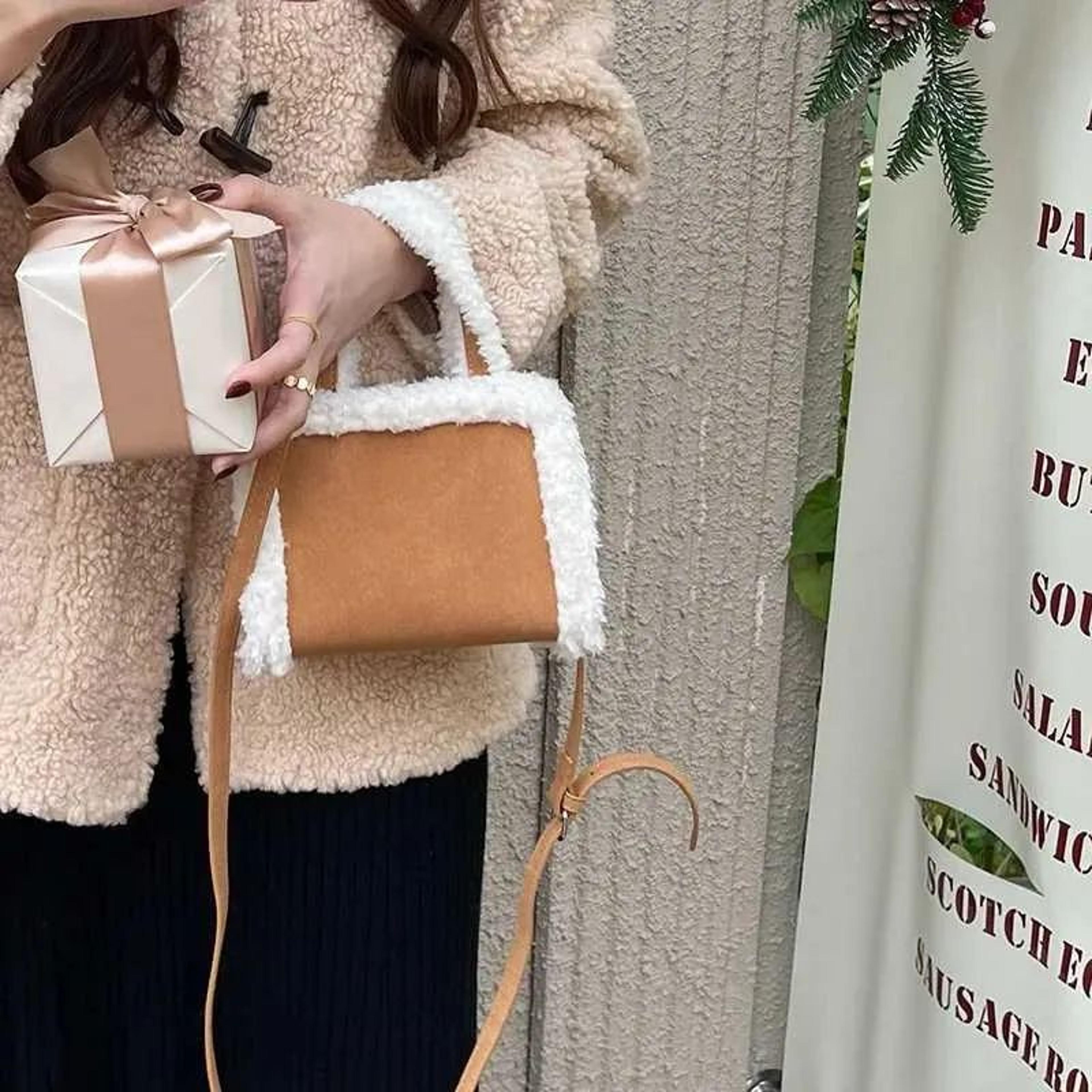 Winter Plush Crossbody Bag With Wide Shoulder Strap And Zipper Closure 1