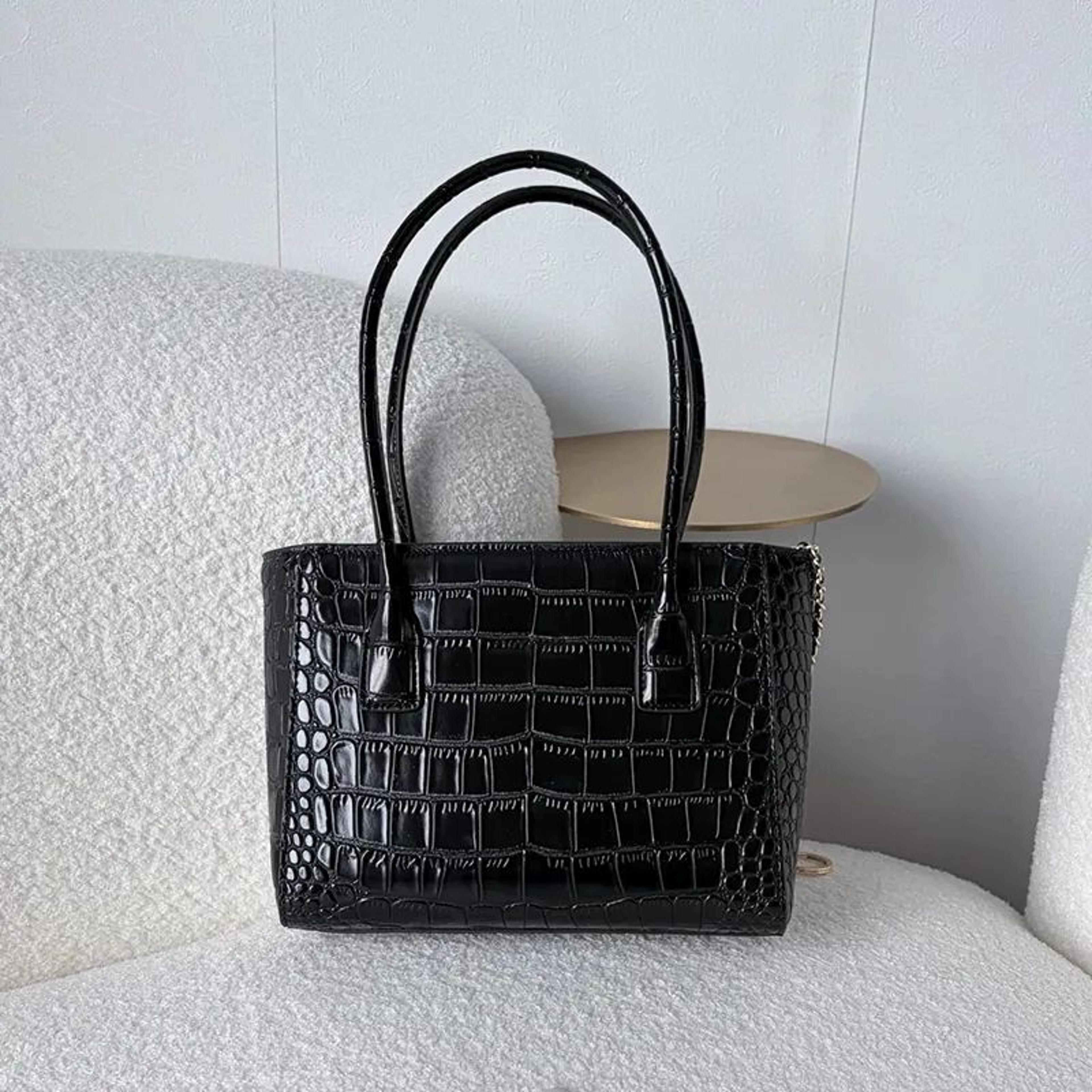Womens Genuine Leather Crocodile Embossed Tote Bag With Twist Lock Closure 1