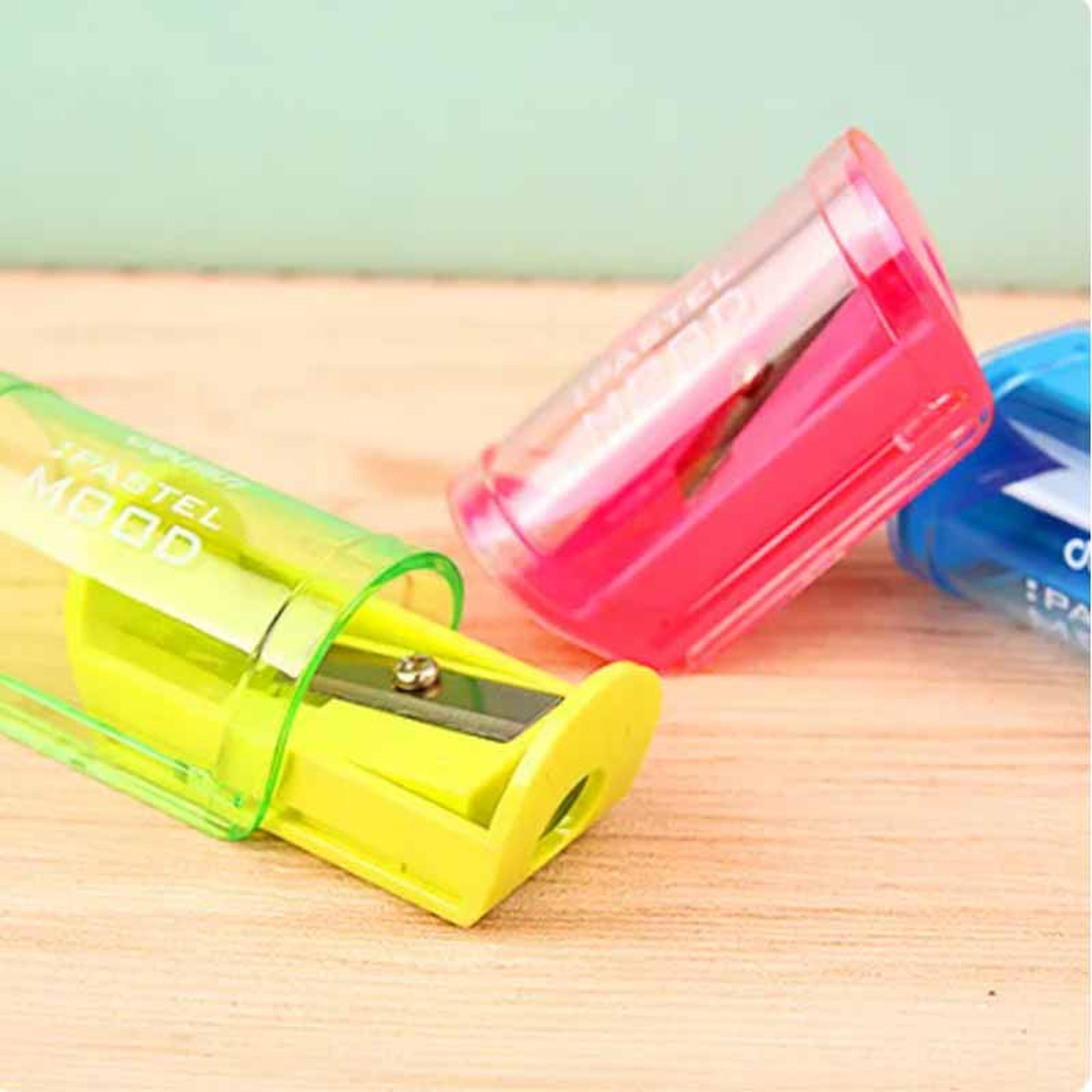 Candy Color Transparent Pencil Sharpener Portable Manual Pencil Cutter For School Office Art Suppli 4