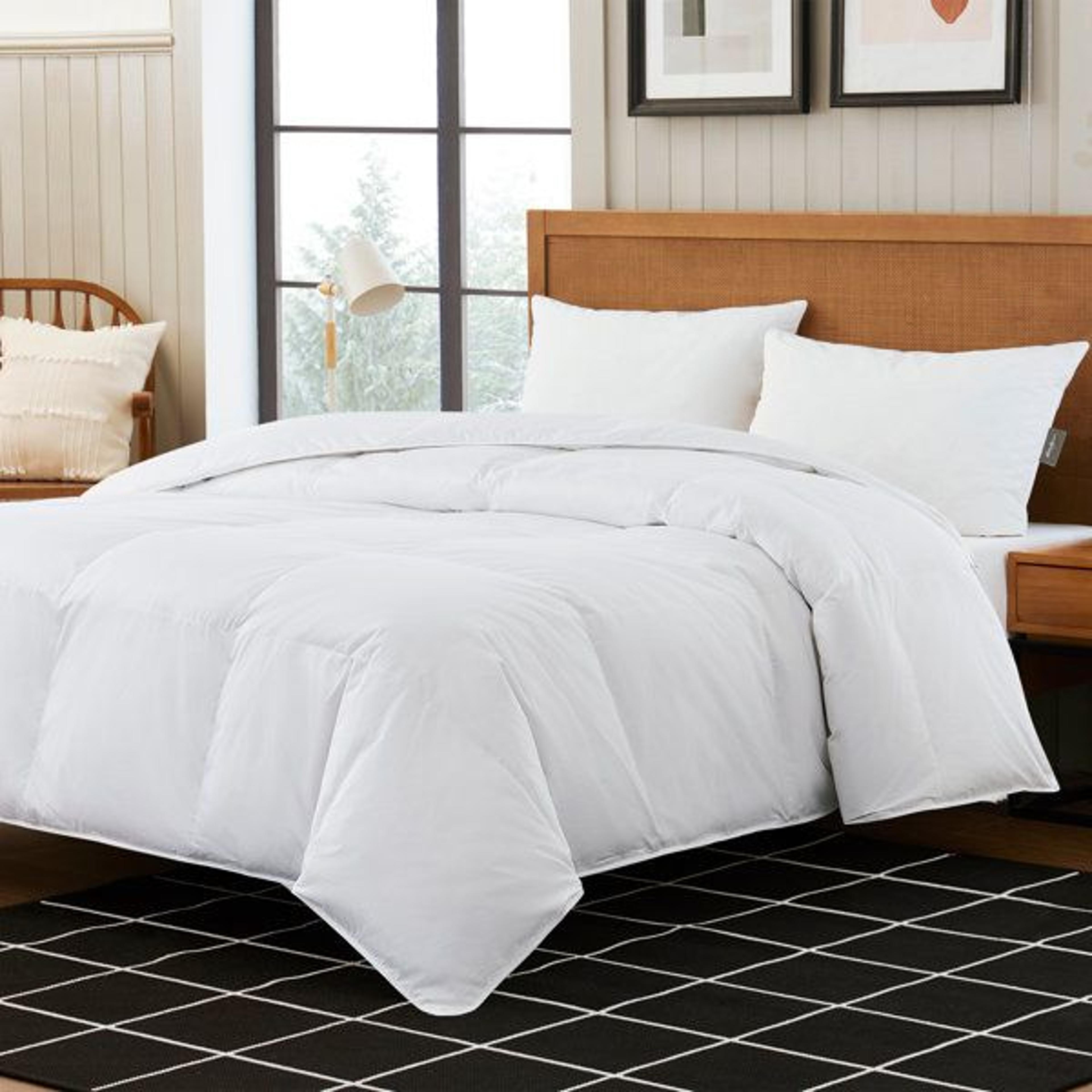 All Season Queen Down Feather Comforter With Quilted Design And Corner Ties 3