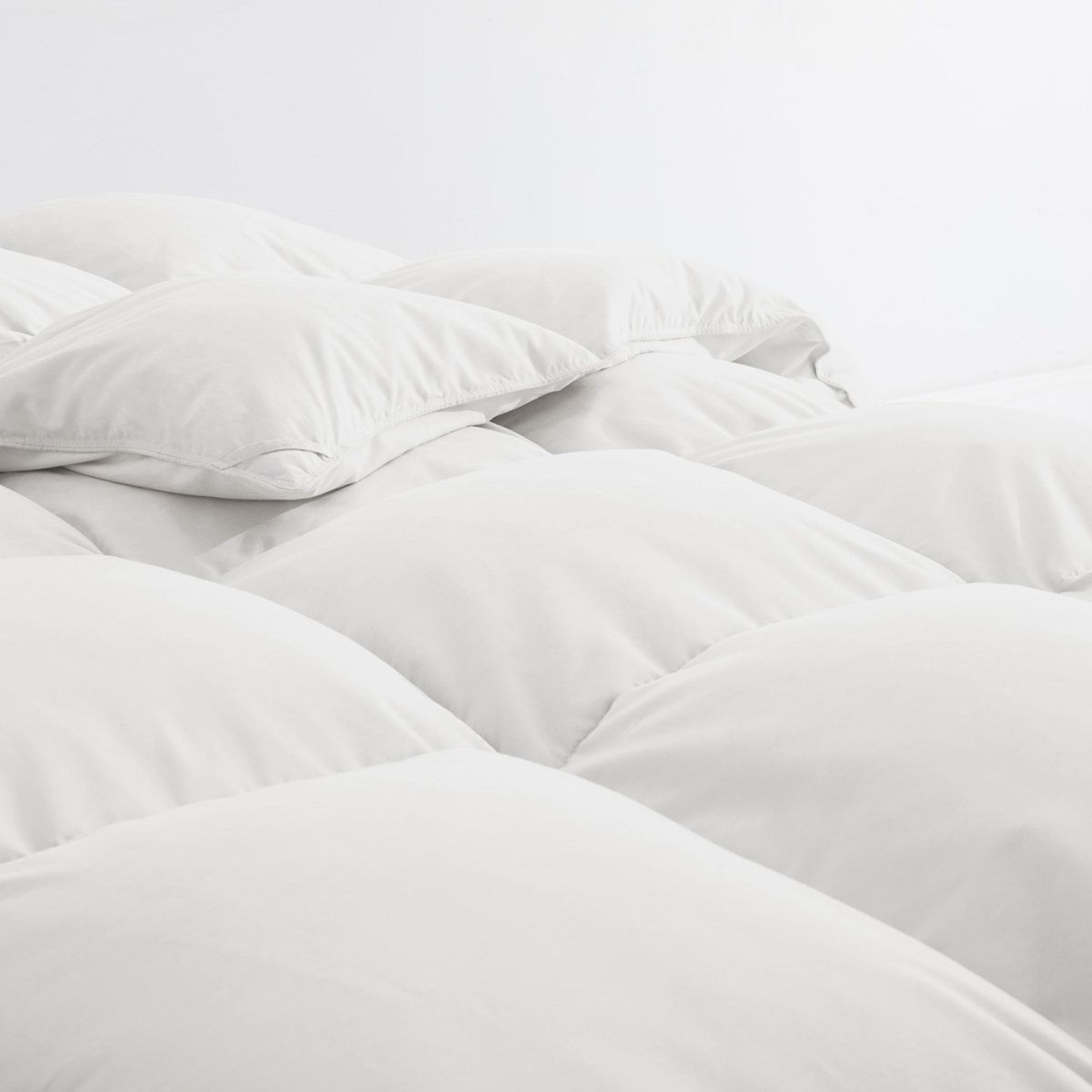 Heavyweight White Goose Down Queen Comforter For Winter Warmth 3