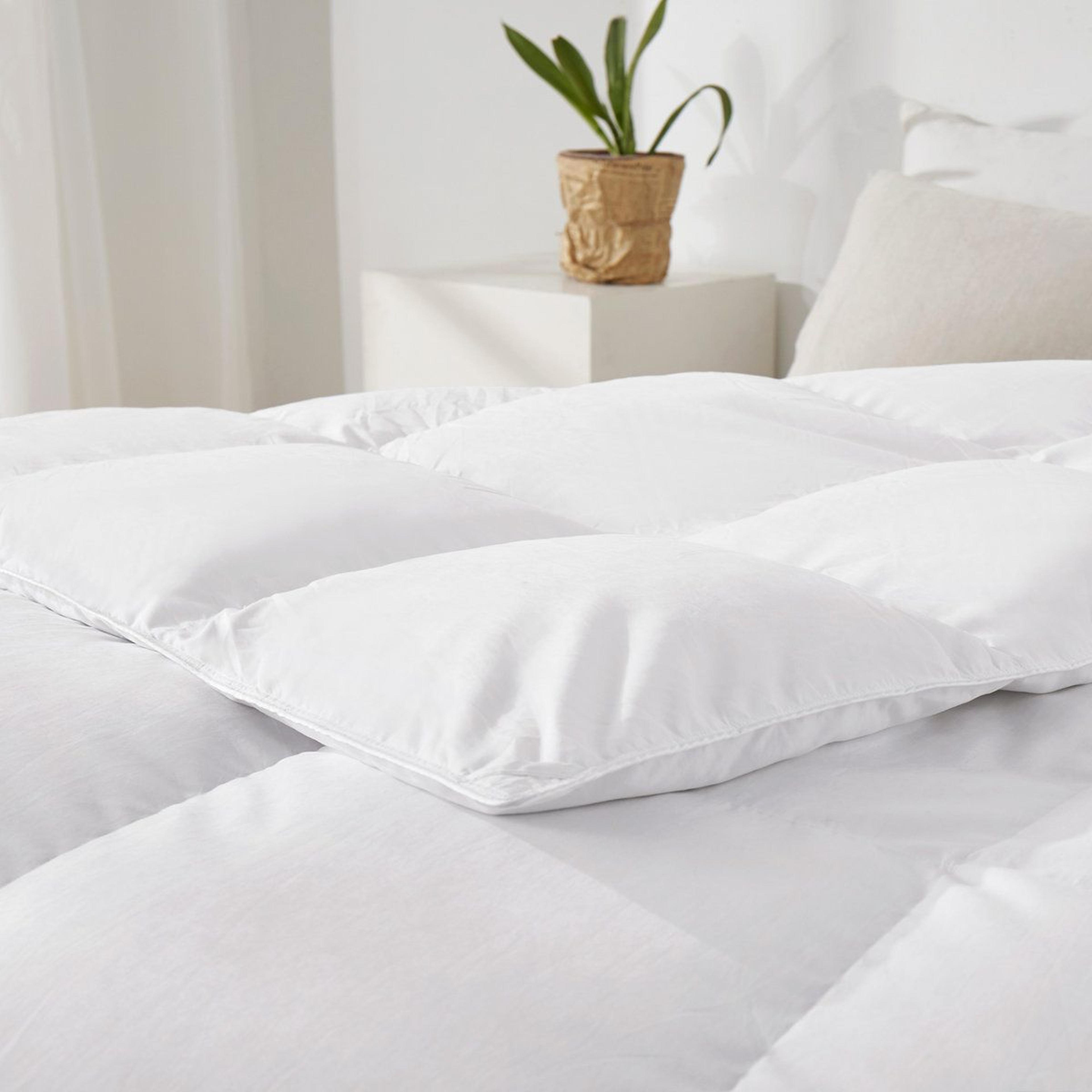 Heavyweight White Goose Down Queen Comforter For Winter Warmth 1