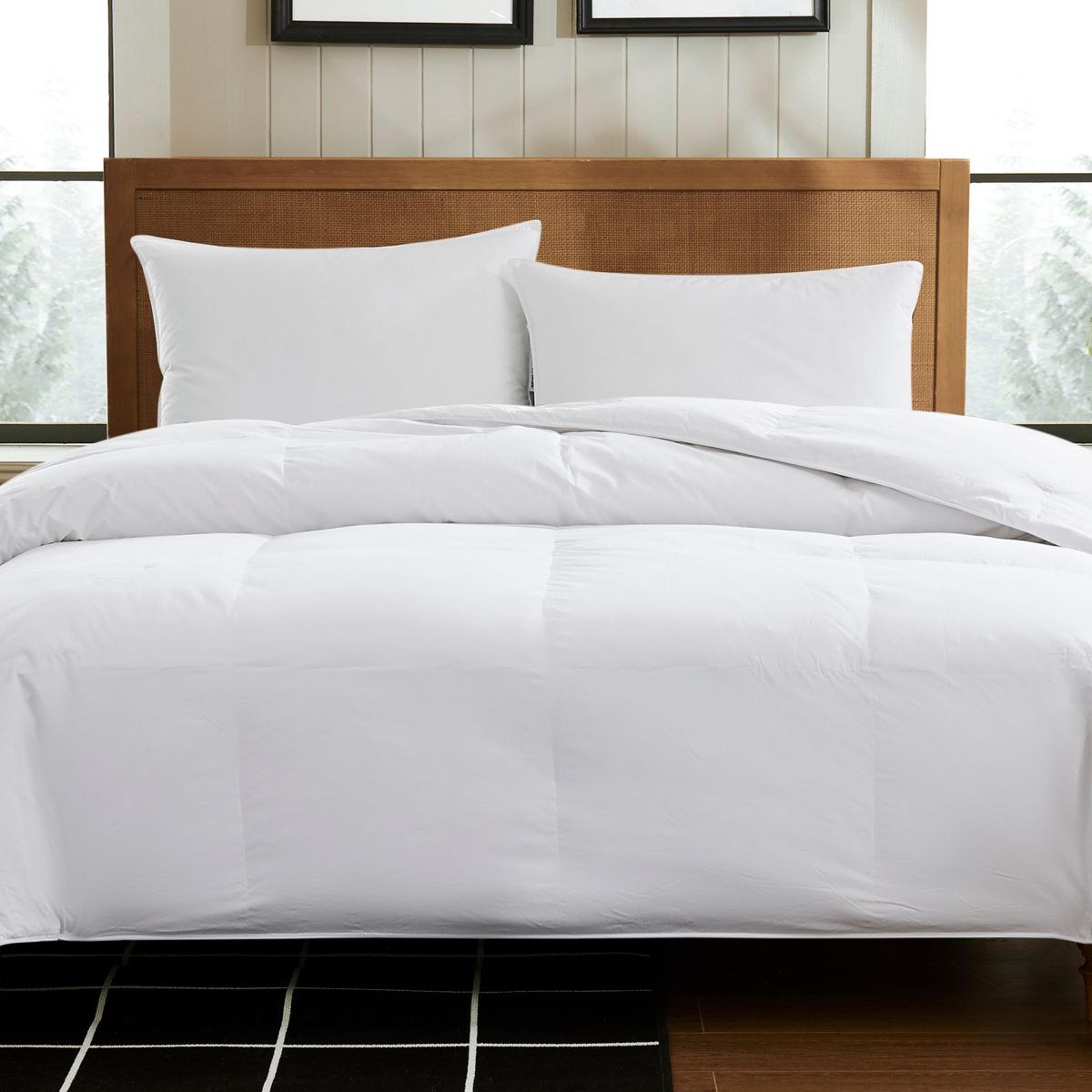 Oversized White Down Comforter 600 Fill Power 400 Thread Count All Season 4