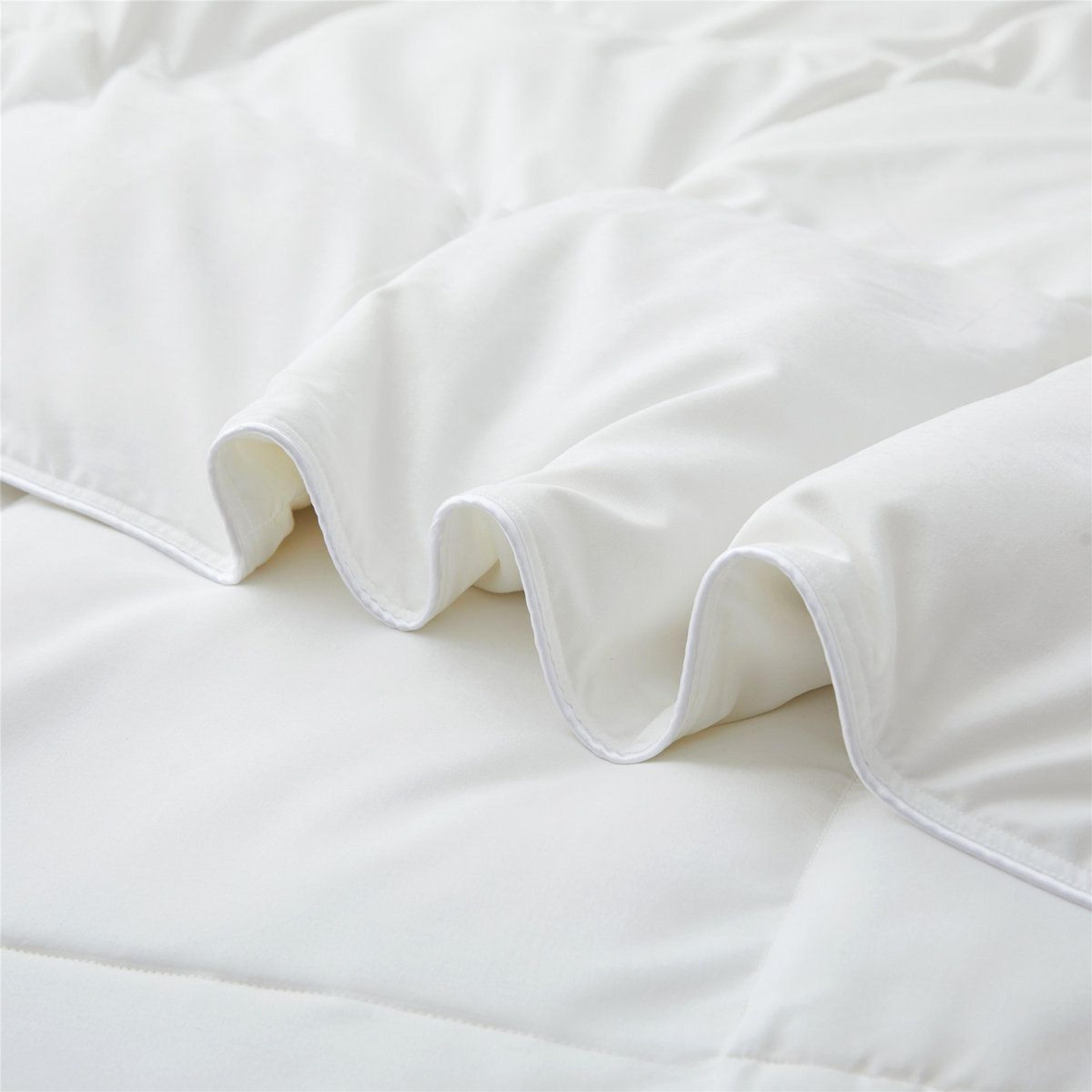 All Season Queen Goose Feather Fiber Comforter With Soft Quiet Shell 2