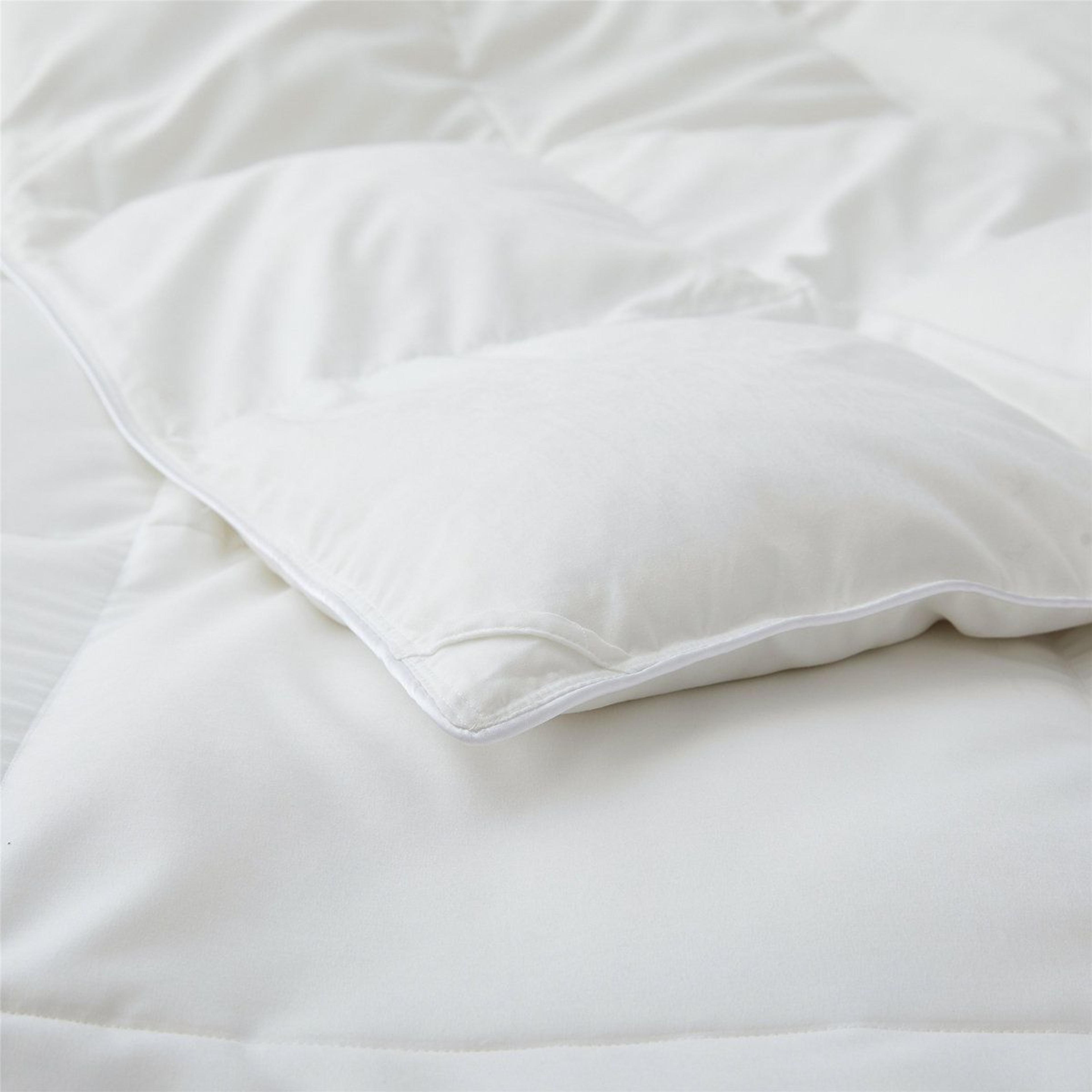 All Season Queen Goose Feather Fiber Comforter With Soft Quiet Shell 1