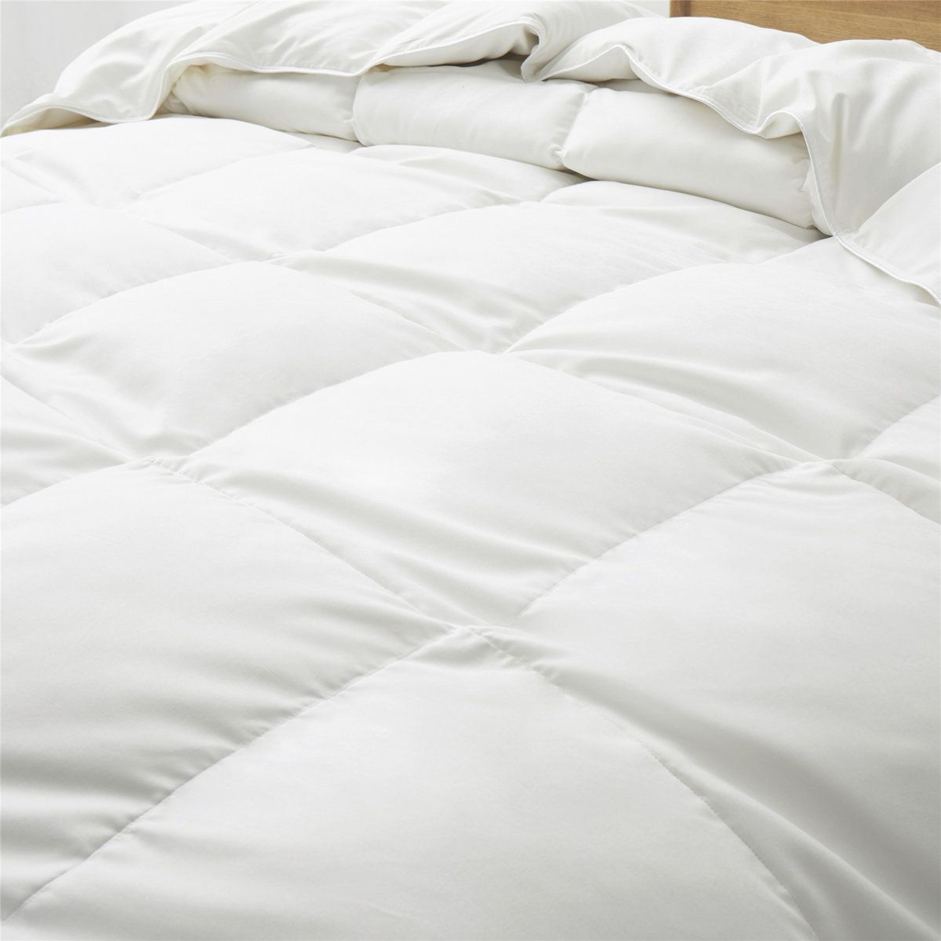 All Season Queen Goose Feather Fiber Comforter With Soft Quiet Shell 3