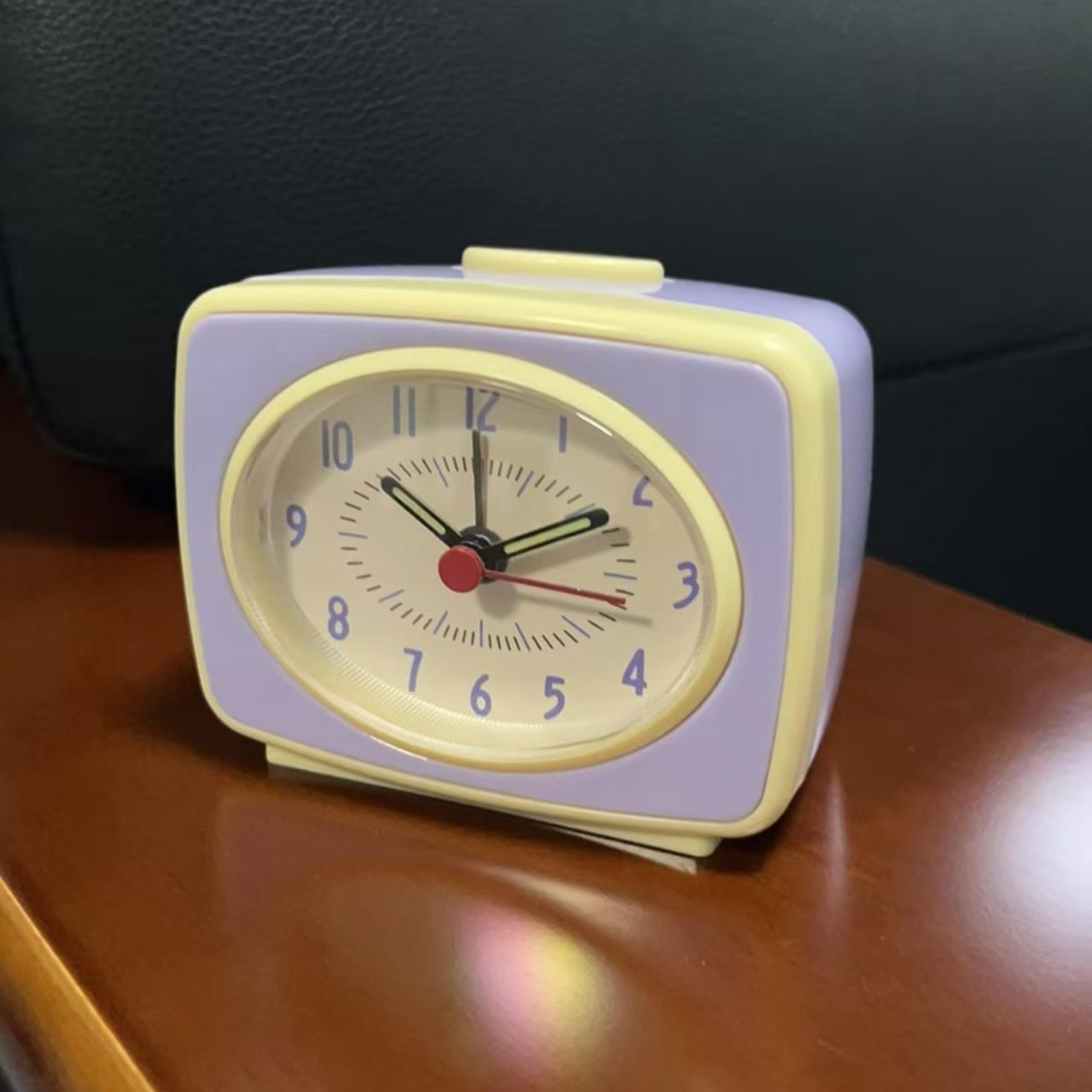 Nordic Alarm Clock Silent Analog Battery Powered Desk Clock With Glow In The Dark Hands For Bedroom 3