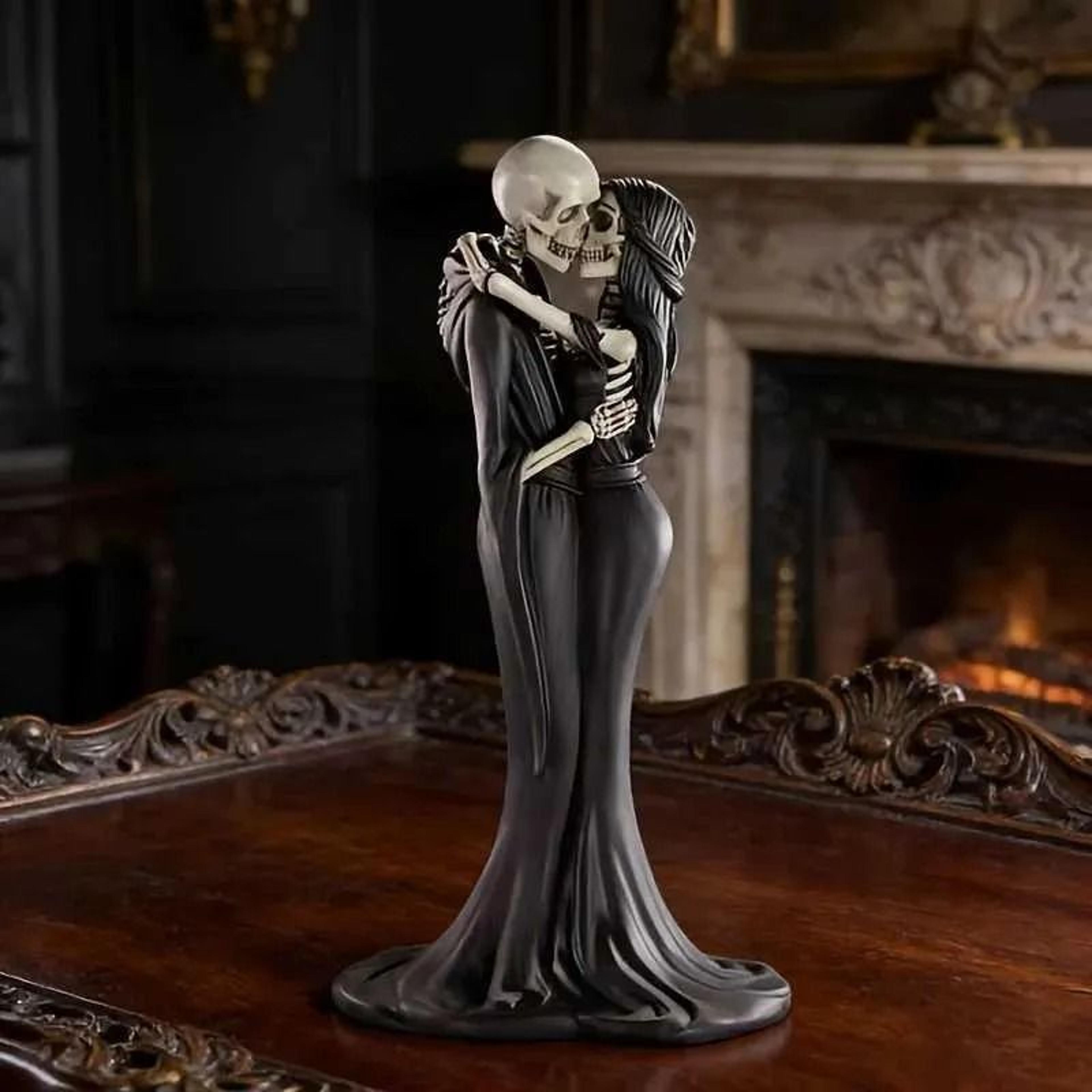 loving skull couple resin statue gothic halloween indoor decor