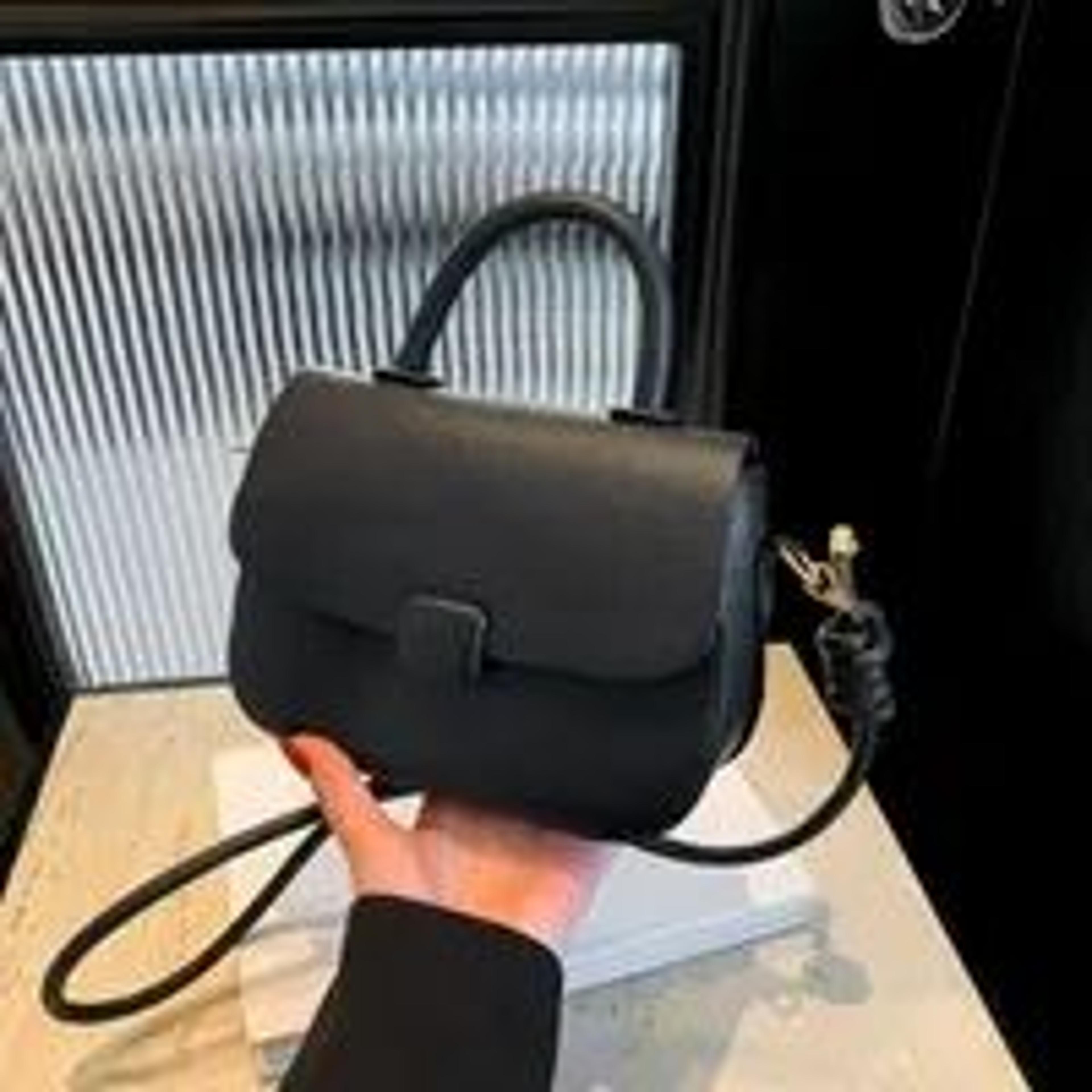 fashionable small saddle shoulder bag with handheld design