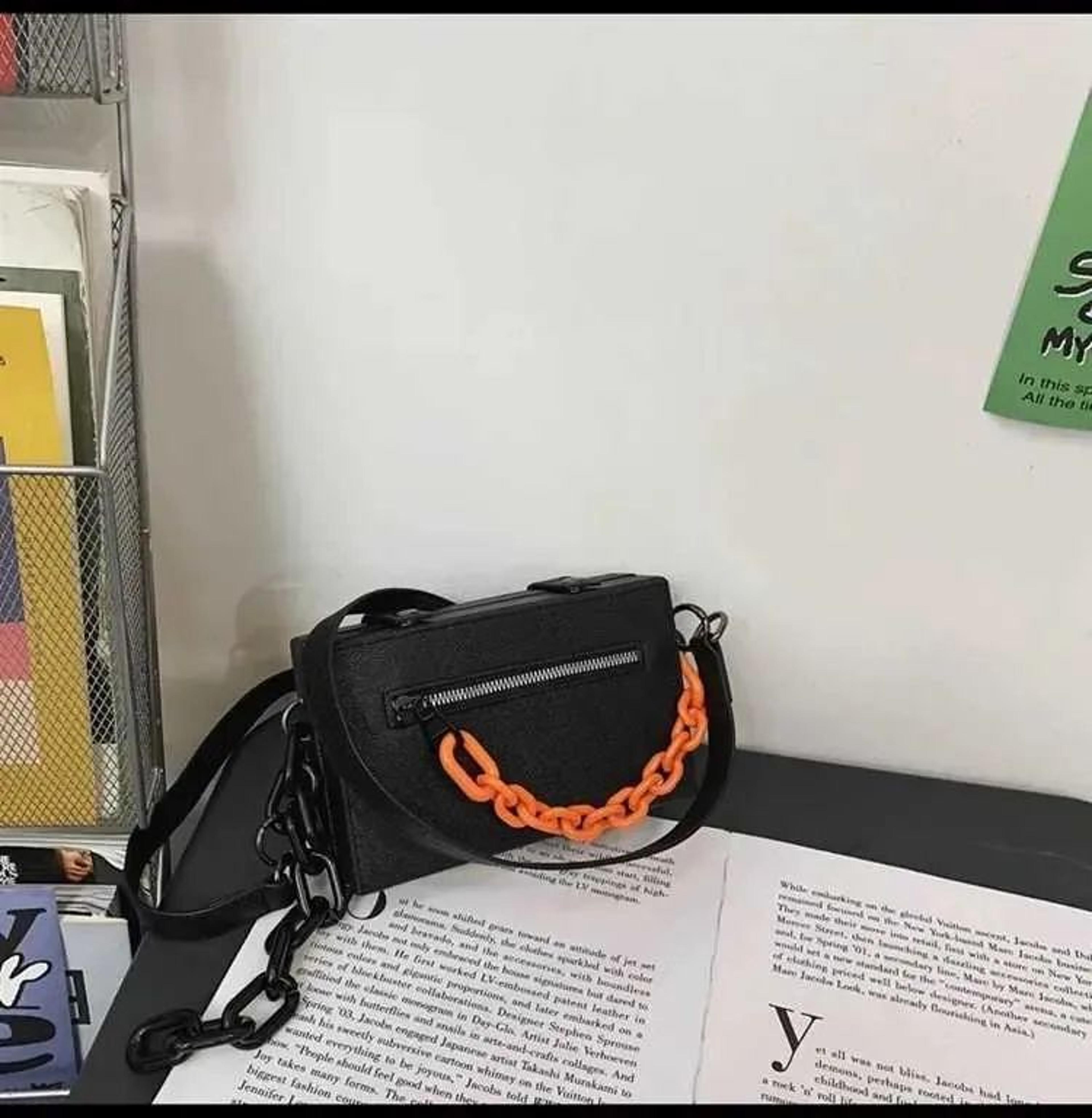 Unisex PU Leather Crossbody Messenger Bag With Chain For Women And Men 1