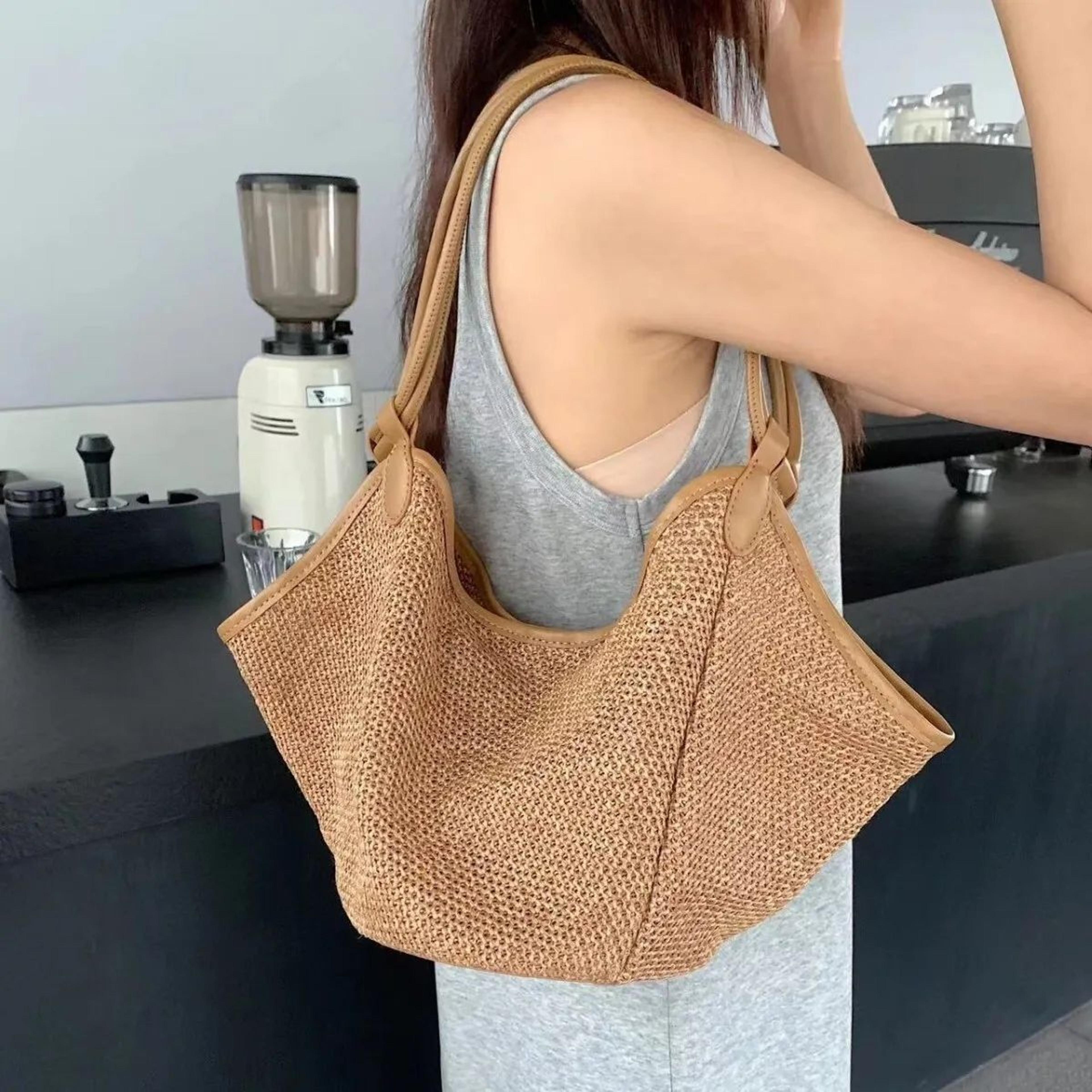 Womens Large Capacity Straw Tote Bag With Dumpling Shape And Shoulder Strap 2